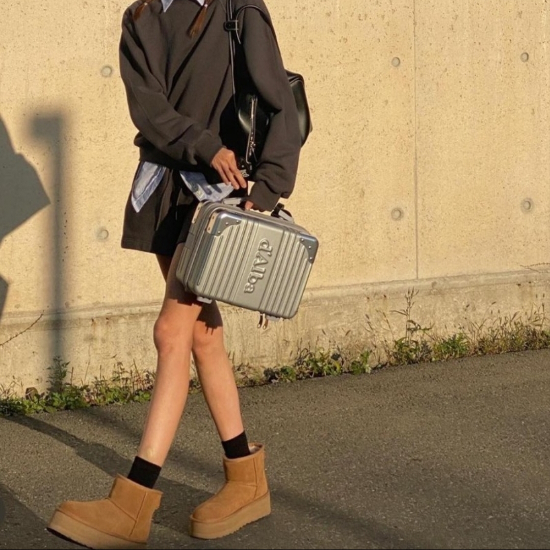 (W) UGG Classic Mini Platform Boots Chestnut 착용 스타일 - 5