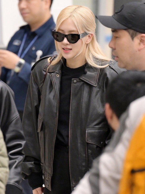 (W) Saint Laurent SL M94 Sunglasses Black 착용 스타일