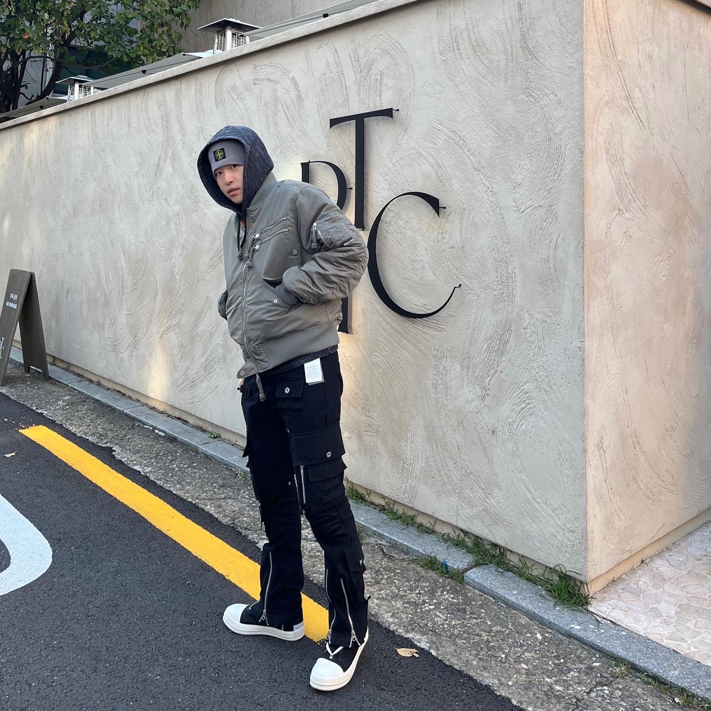 Supreme x Stone Island Reflective Beanie Grey - 23FW, Supreme x Stone Island Hooded Sweatshirt Black - 23FW 착용 스타일 - 1