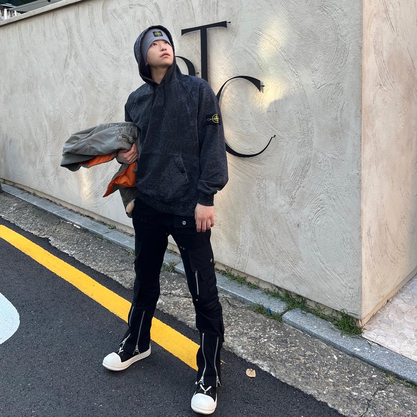 Supreme x Stone Island Reflective Beanie Grey - 23FW, Supreme x Stone Island Hooded Sweatshirt Black - 23FW 착용 스타일 - 3
