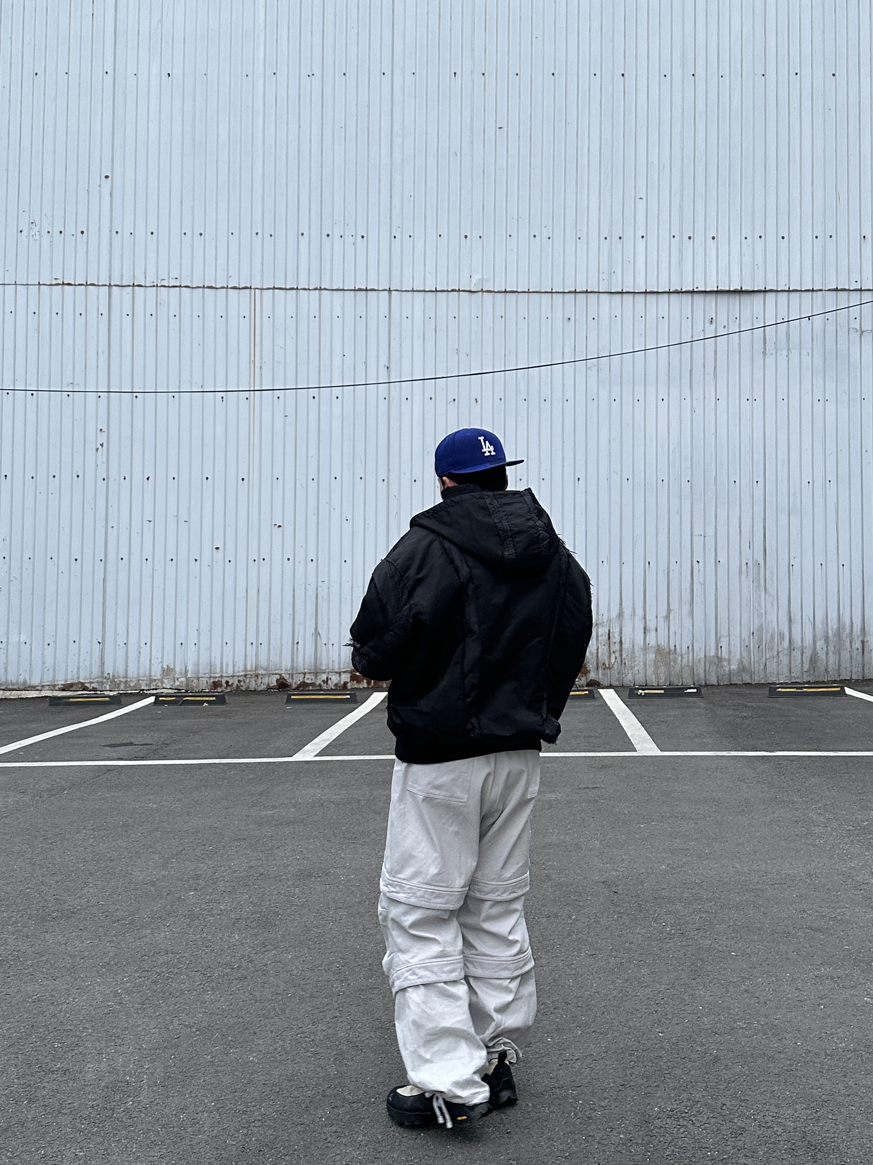 Project G/R Reworked Hooded Bomber Jacket Black, Farfromwhat Far Layered Work Pants White 착용 스타일 - 3