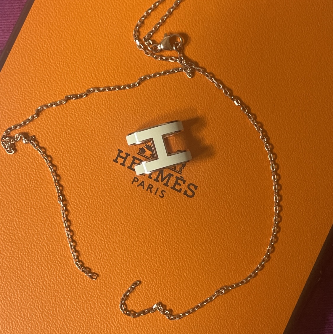 (W) Hermes Pop H Pendant Rose Gold & Blanc 착용 스타일