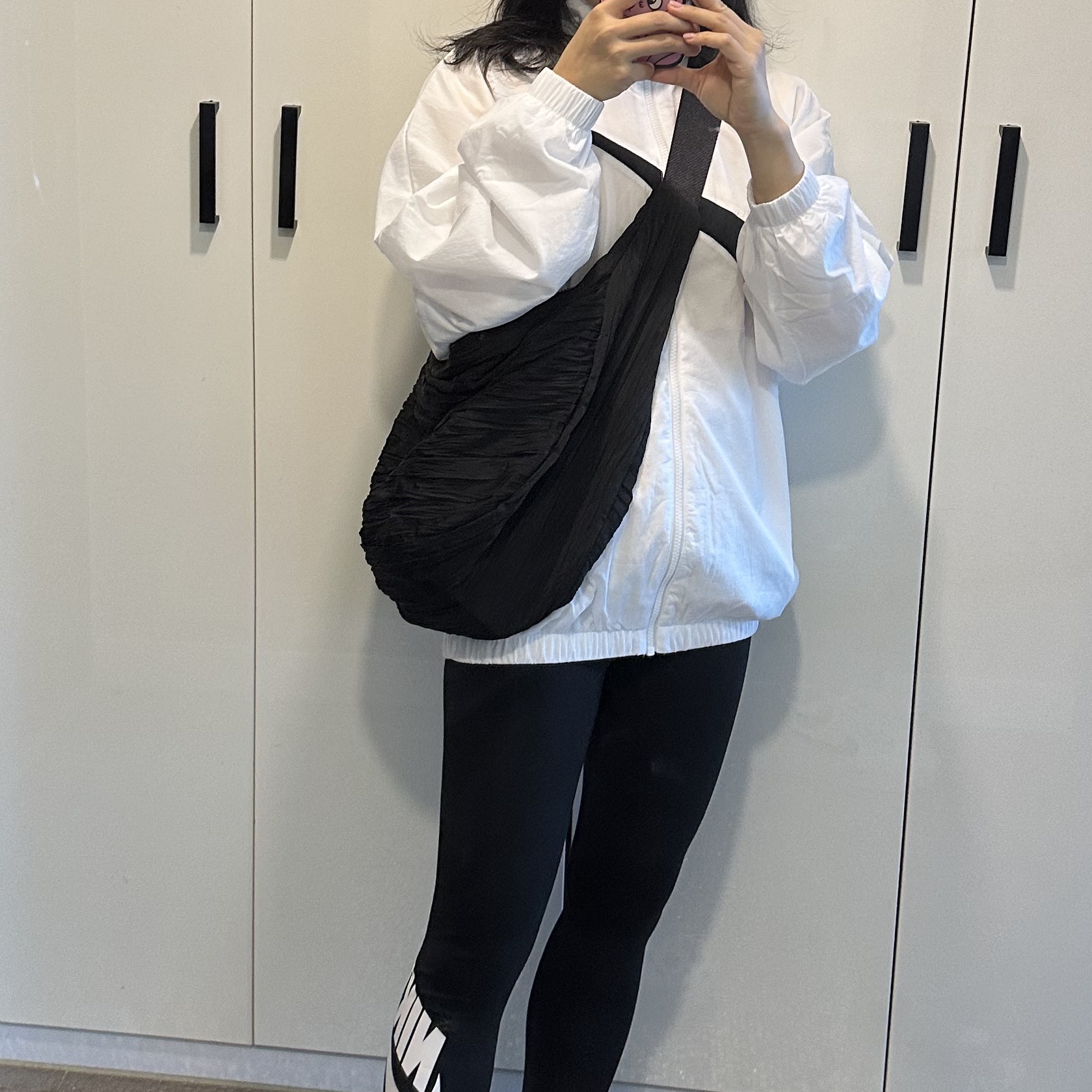 COS Smocked Crossbody Bag Black 착용 스타일