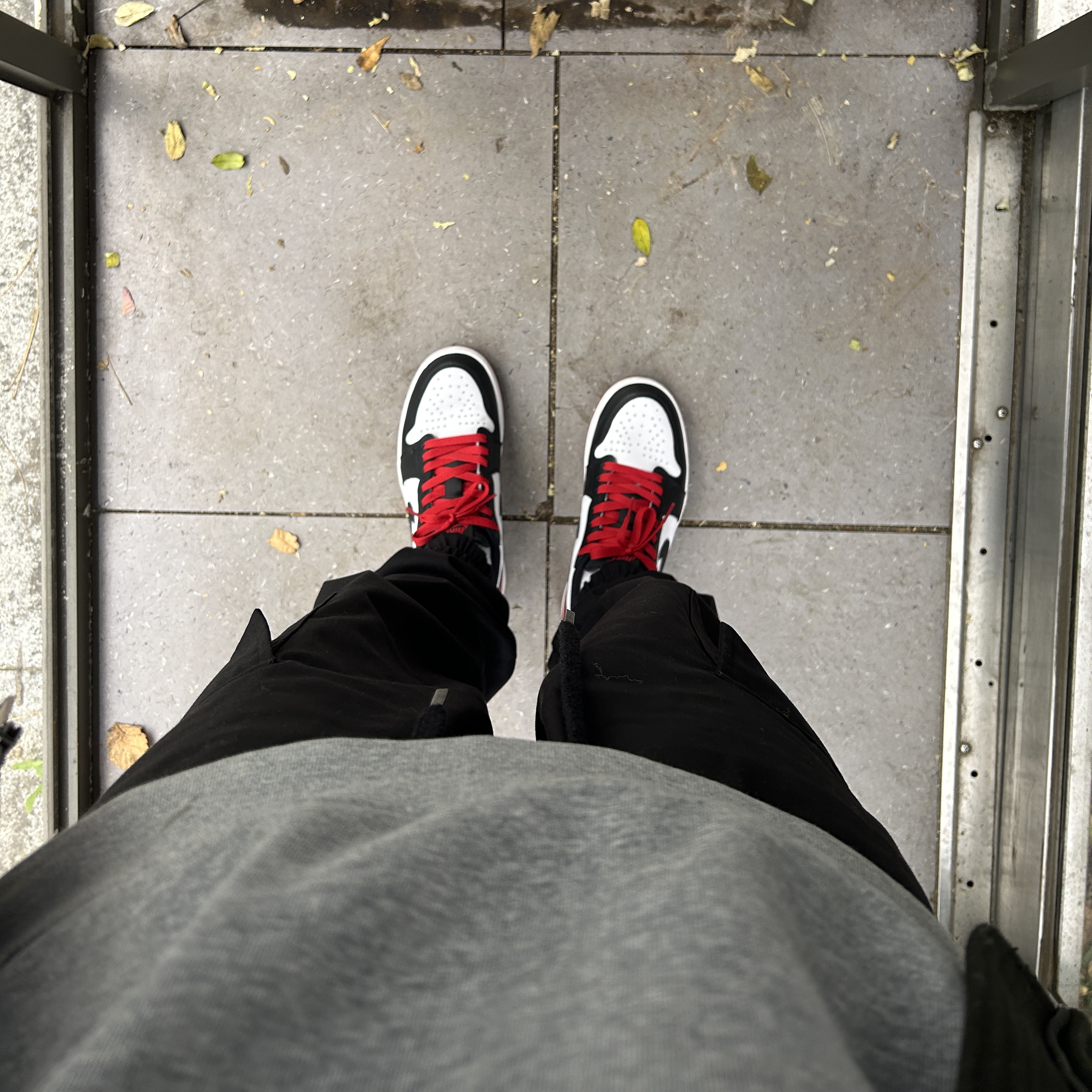 Nike NRG Solo Swoosh Crew Fleece Dark Grey Heather - Asia, Jordan 1 Retro Low OG Black Toe 착용 스타일