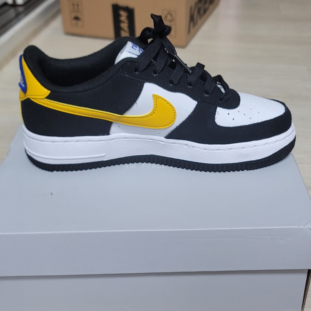 (GS) Nike Air Force 1 LV8 Athletic Club Black Dark Sulfur 착용 스타일