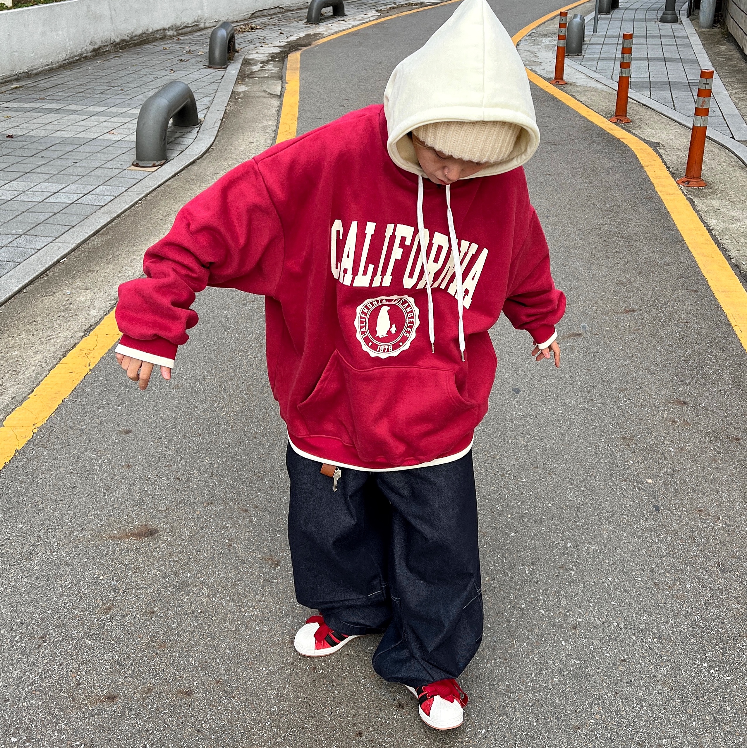 Adidas x YNuK Superstar Supermodified Power Red 착용 스타일 - 3