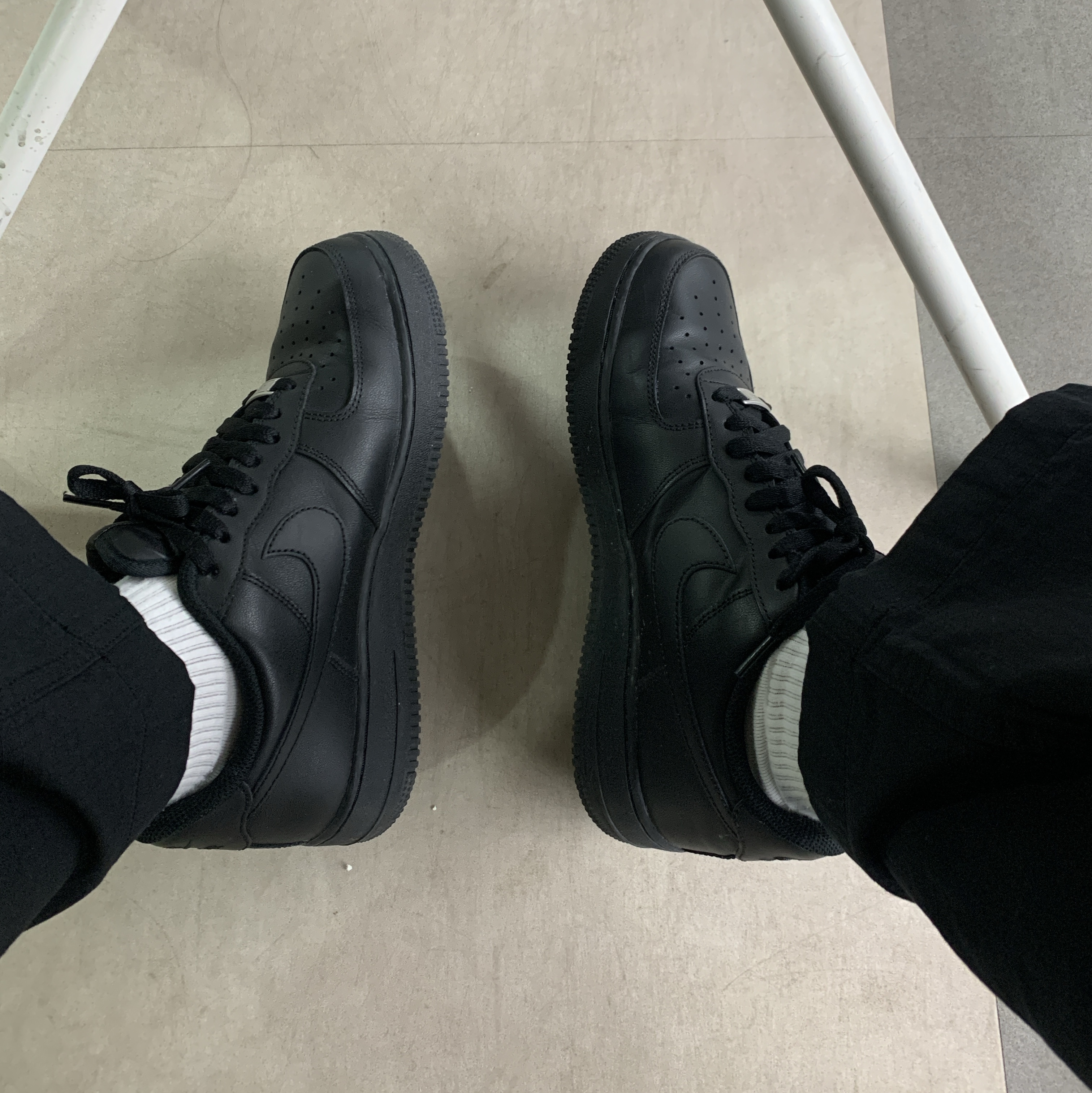 Nike Air Force 1 '07 Low Triple Black 착용 스타일