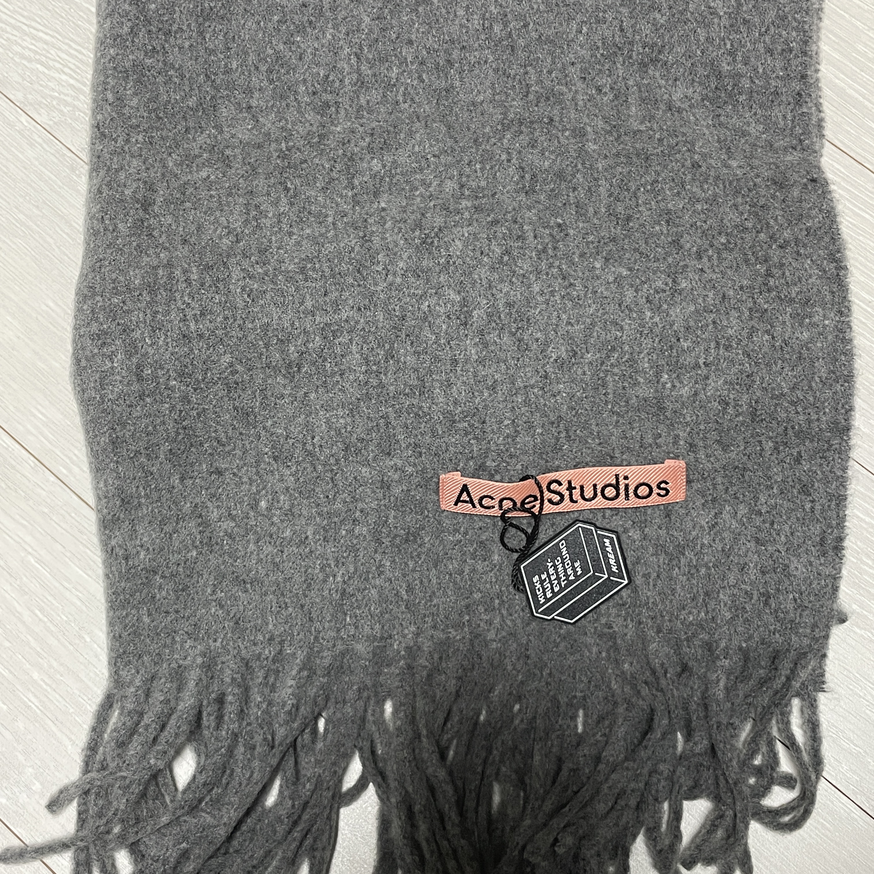 Acne Studios Narrow Wool Fringe Muffler Grey Melange 착용 스타일