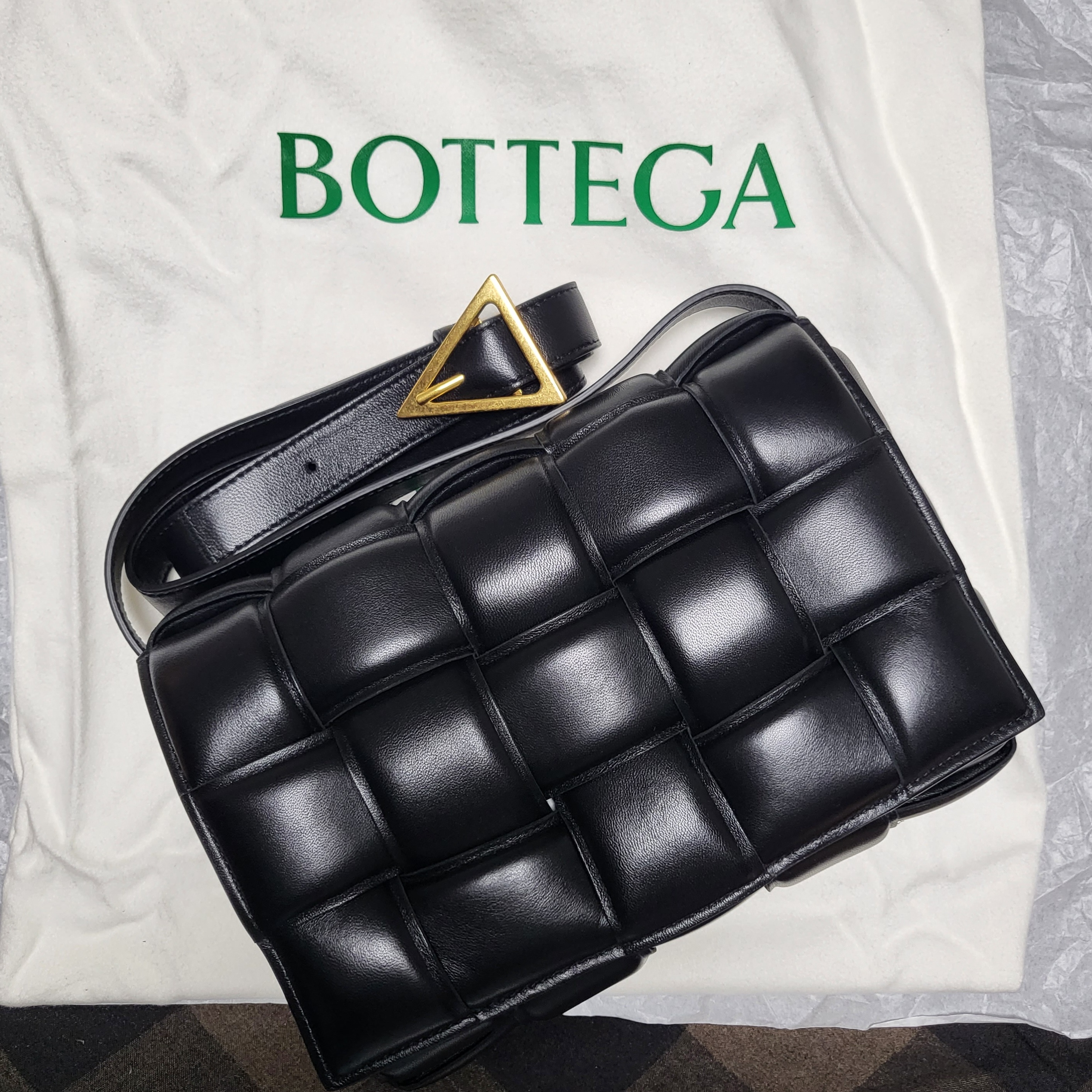 Bottega Veneta Padded Leather Cassette Black 착용 스타일