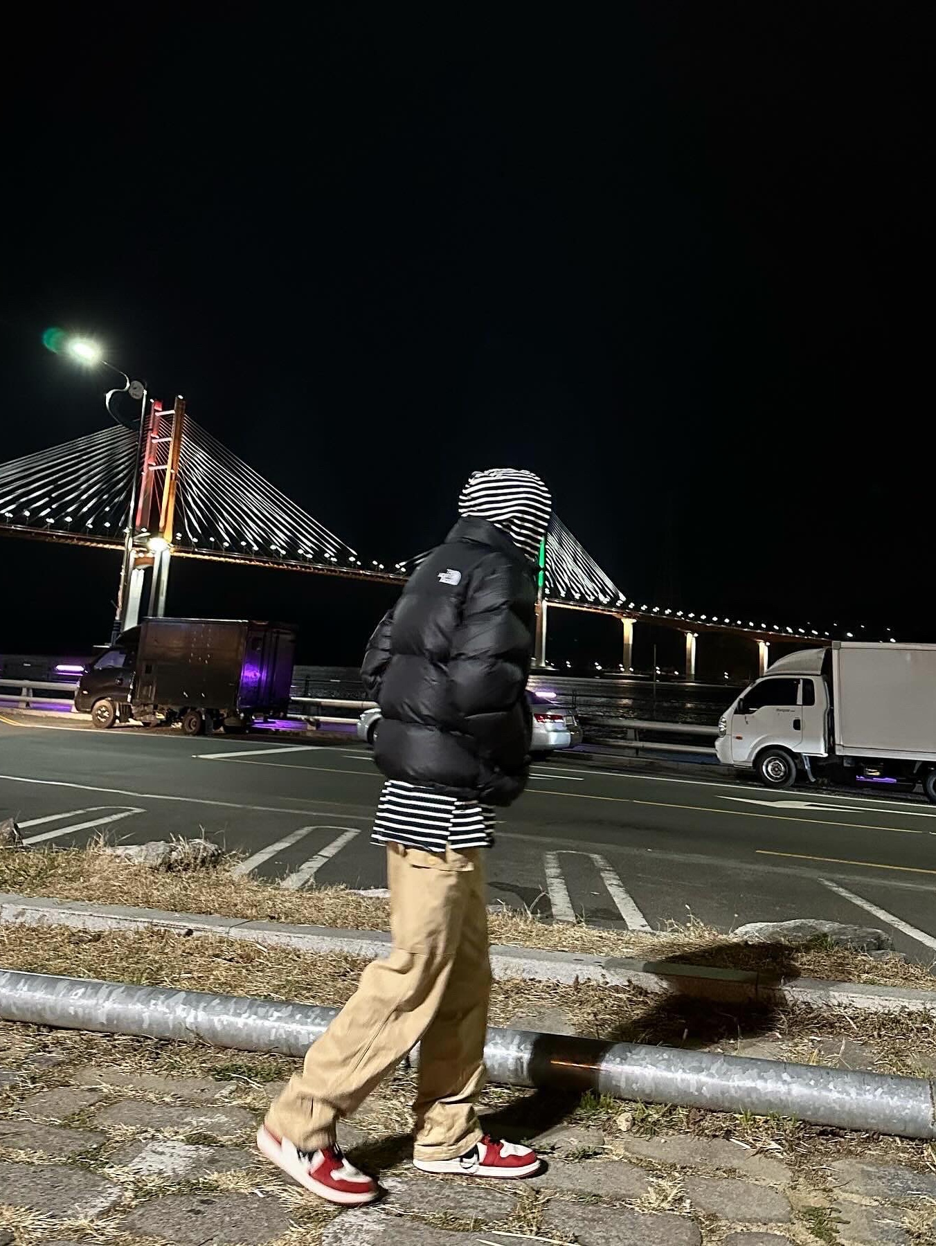 The North Face 1996 Eco Nuptse Jacket Black, Jordan 1 Retro High OG Chicago 2022 착용 스타일 - 3
