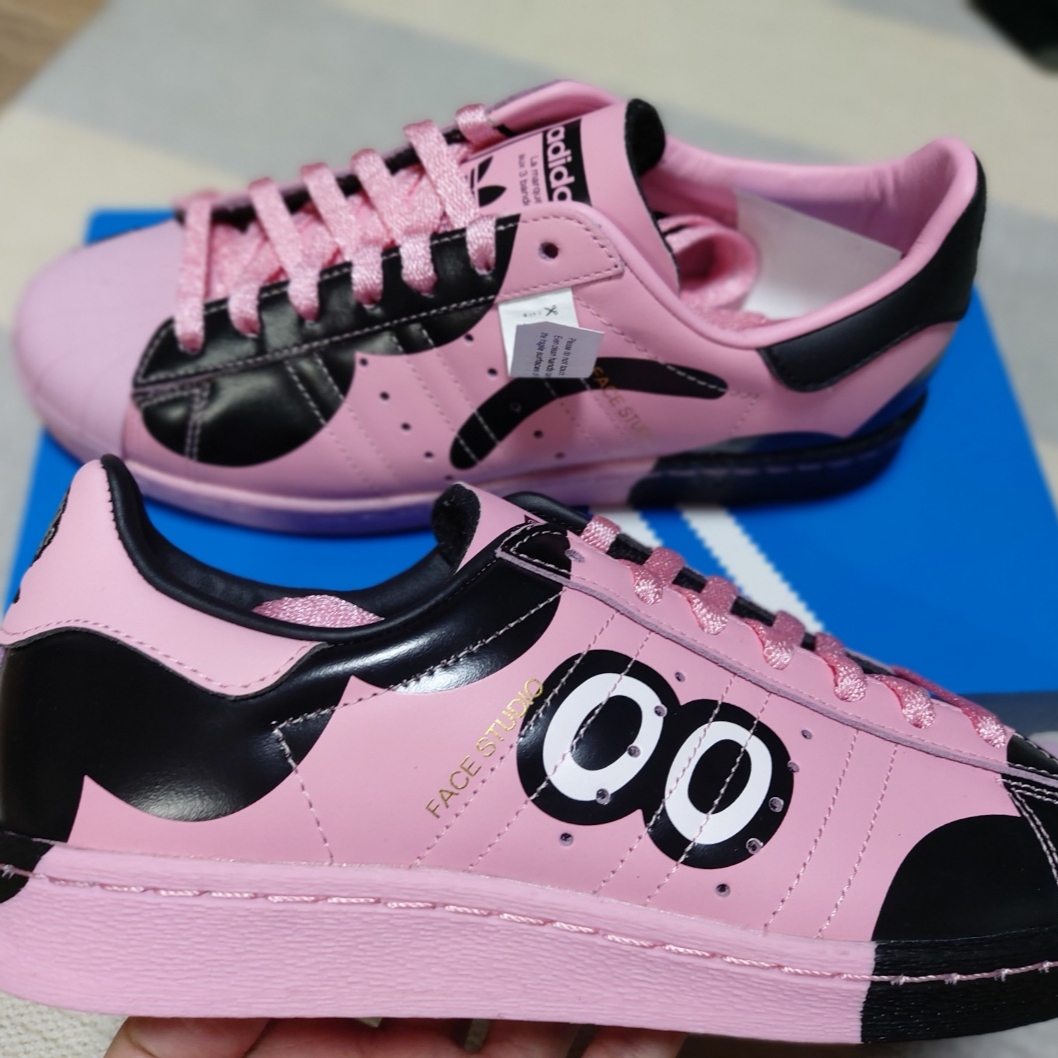 Adidas x Face Superstar 82 Light Pink Core Black 착용 스타일 - 2