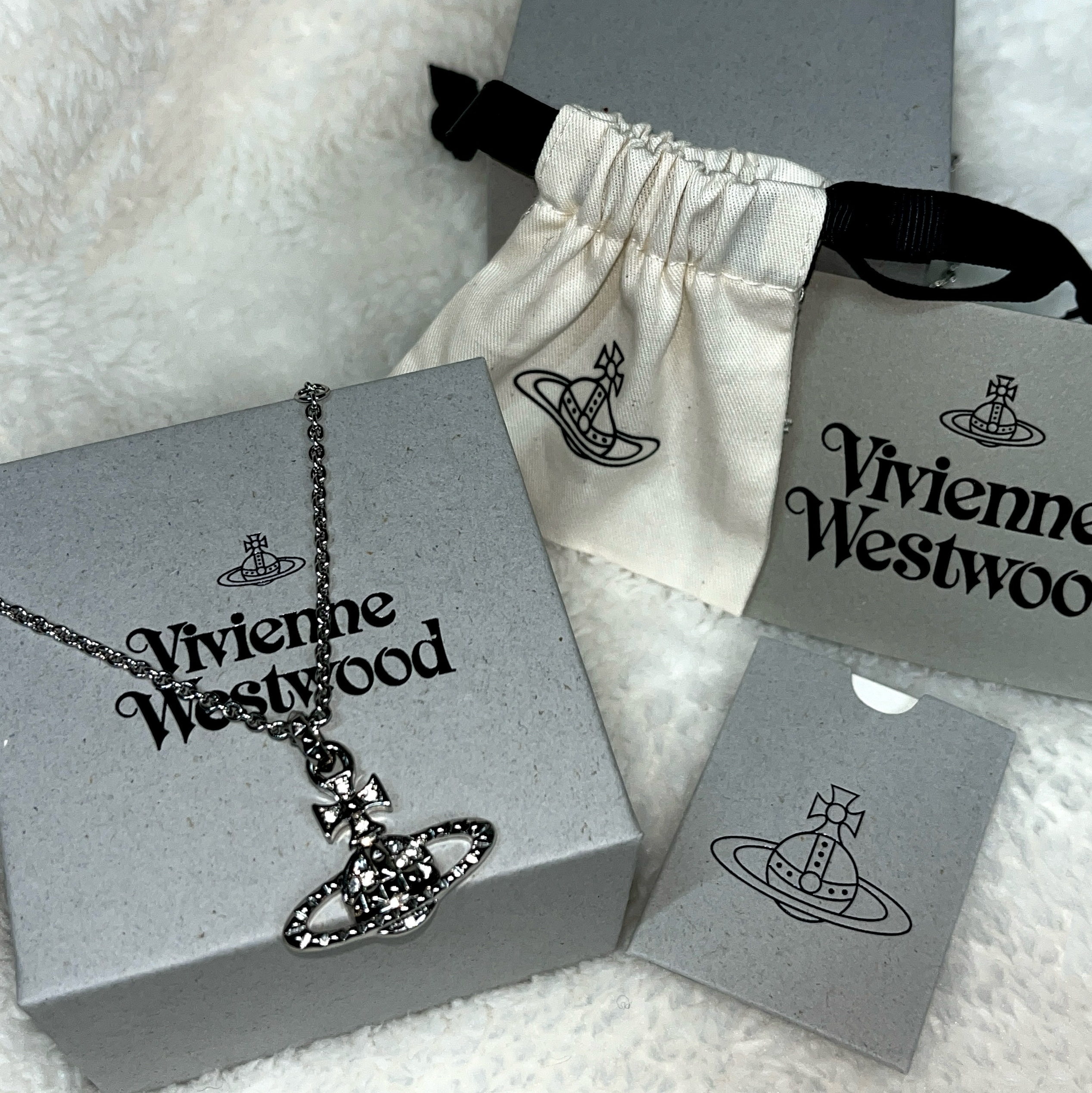 Vivienne Westwood Mayfair Bas Relief Pendant Silver 착용 스타일 - 1
