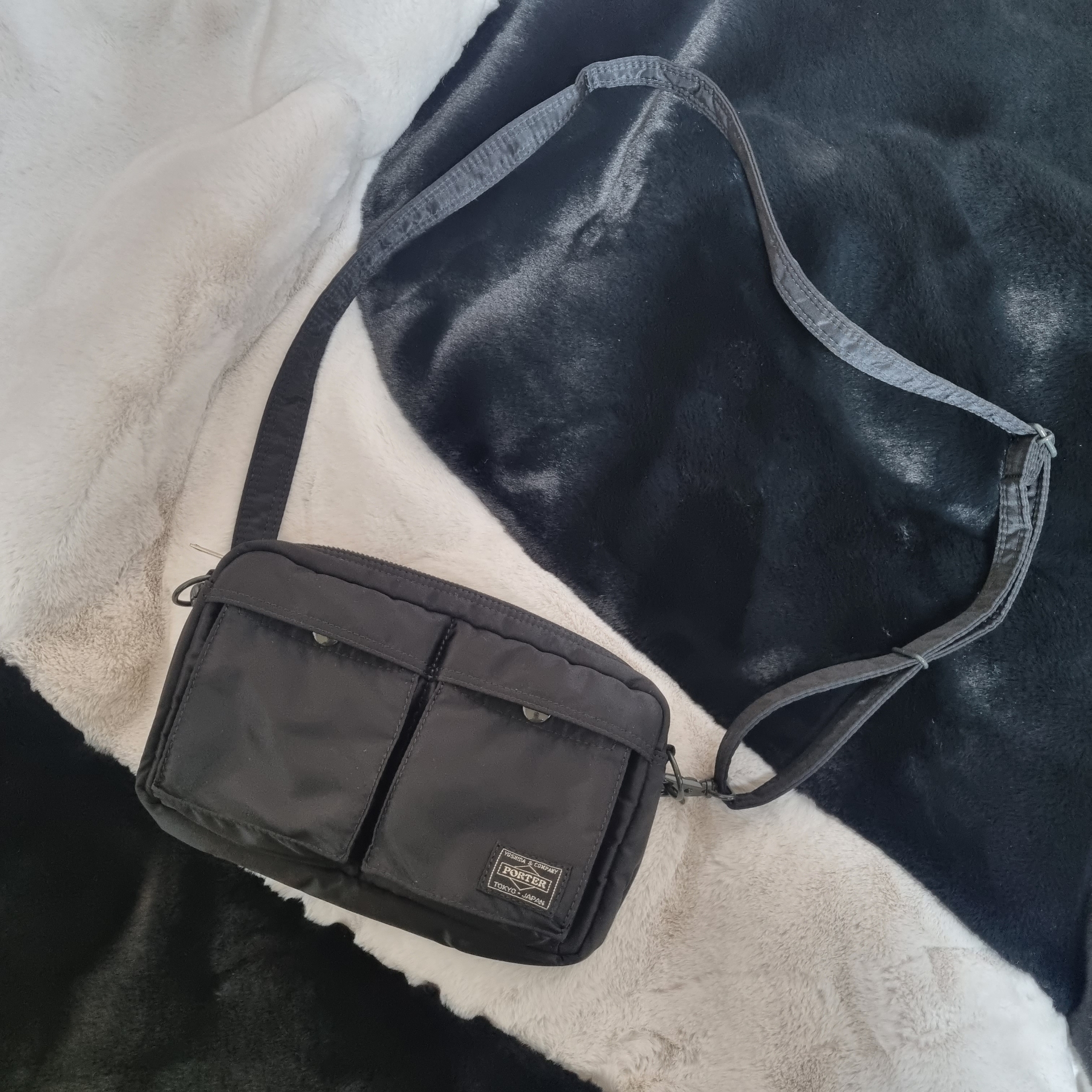 Porter Tanker Shoulder Bag Black, Nike NSW Faux Fur Blanket Black White 착용 스타일