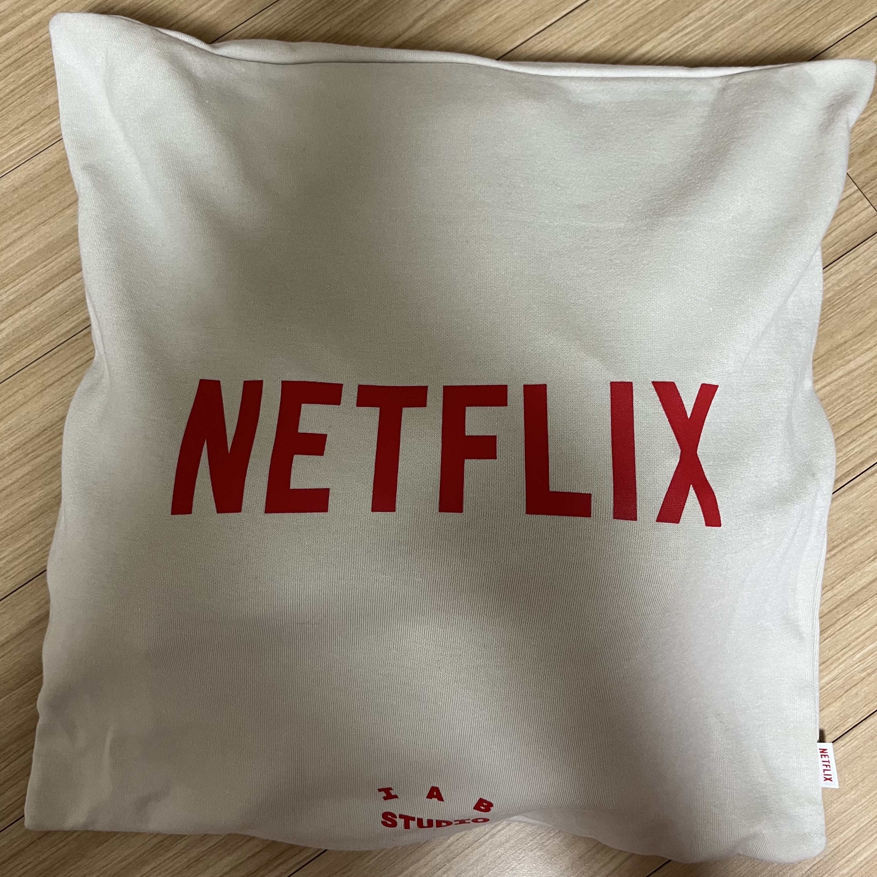 IAB Studio x Netflix Pajama Cushion Cover Set Oatmeal 착용 스타일