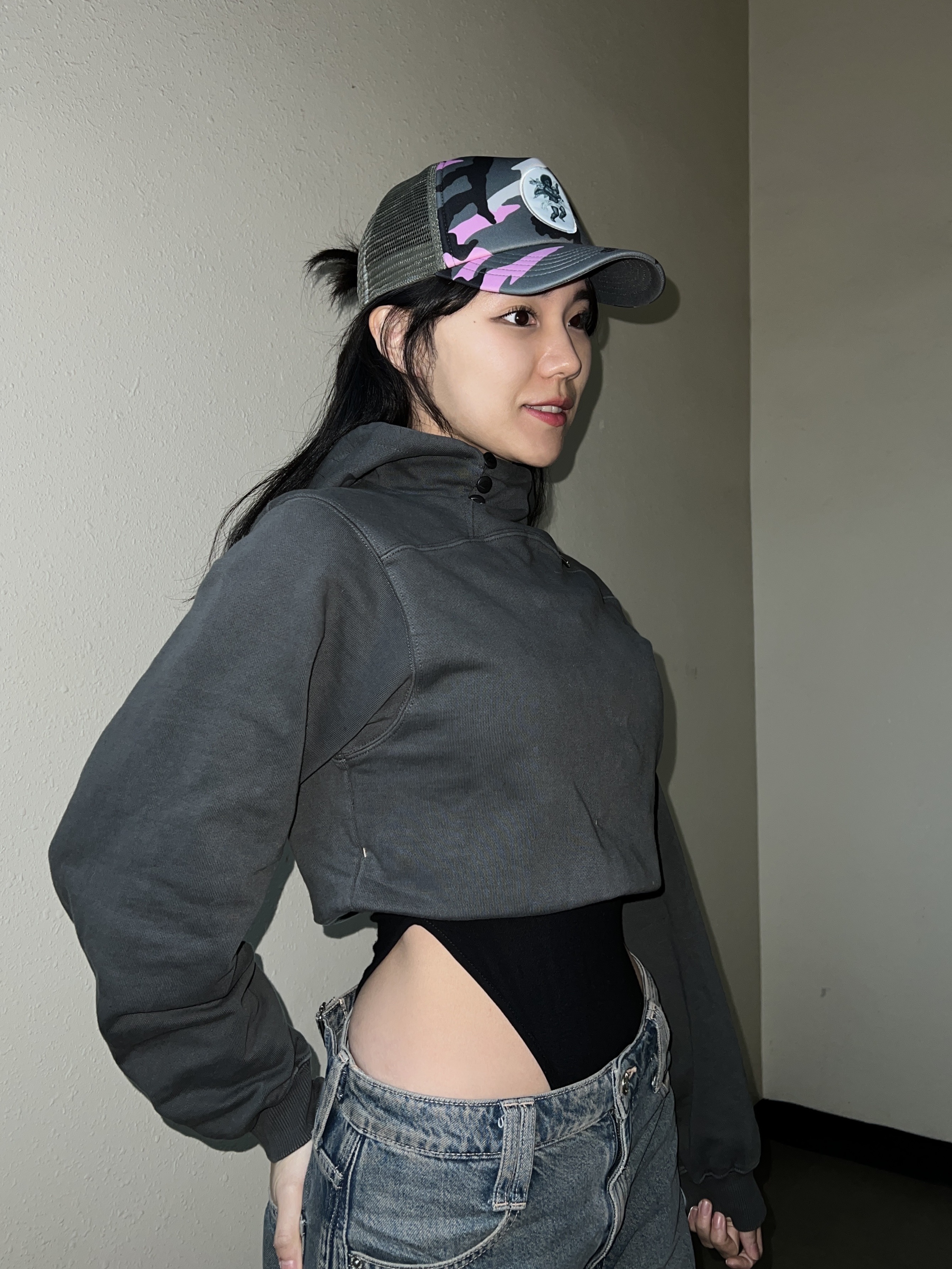 Adidas Superstar 82 FI Core Black, (W) Mischief Side Button Up Crop Hoodie Washed Charcoal 착용 스타일 - 3