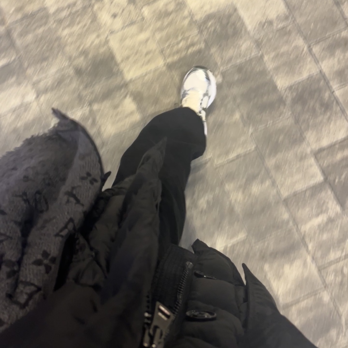 Moncler Cluny Long Down Jacket Black - 23FW, Louis Vuitton Monogram Classic Muffler Light Grey 착용 스타일