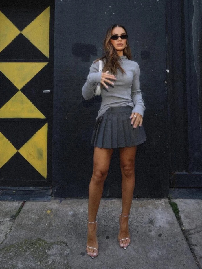 Millo Women Cut Off Pleated Skirt Charcoal Gray, (W) Thom Browne Super 120S Twill Dropped Back Pleated School Uniform Mini Skirt Medium Grey 착용 스타일 - 2