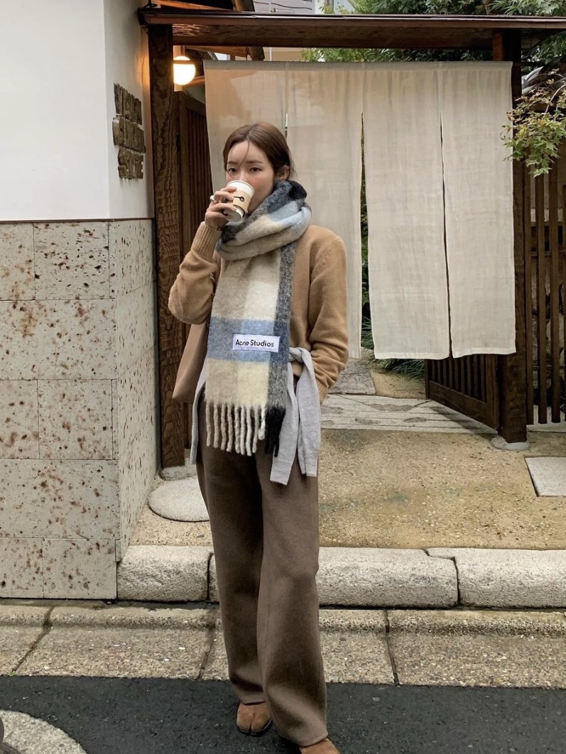 Acne Studios Mohair Check Muffler Blue Beige Black 착용 스타일