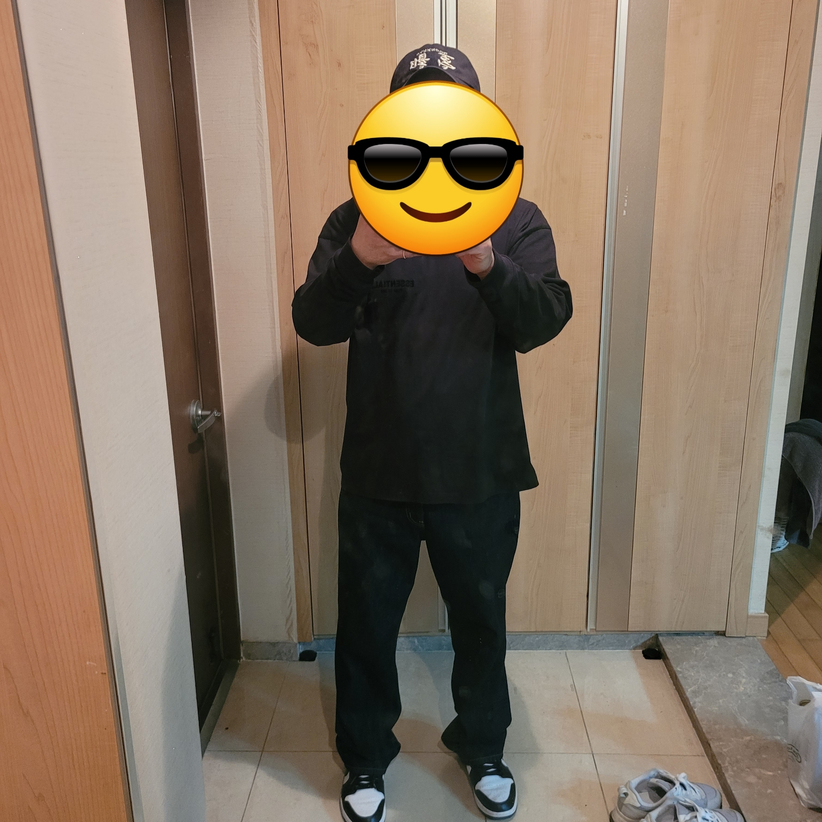 (W) Jordan 1 Low Black and White, Essentials The Core Collection Long Sleeve T-Shirt Stretch Limo 착용 스타일