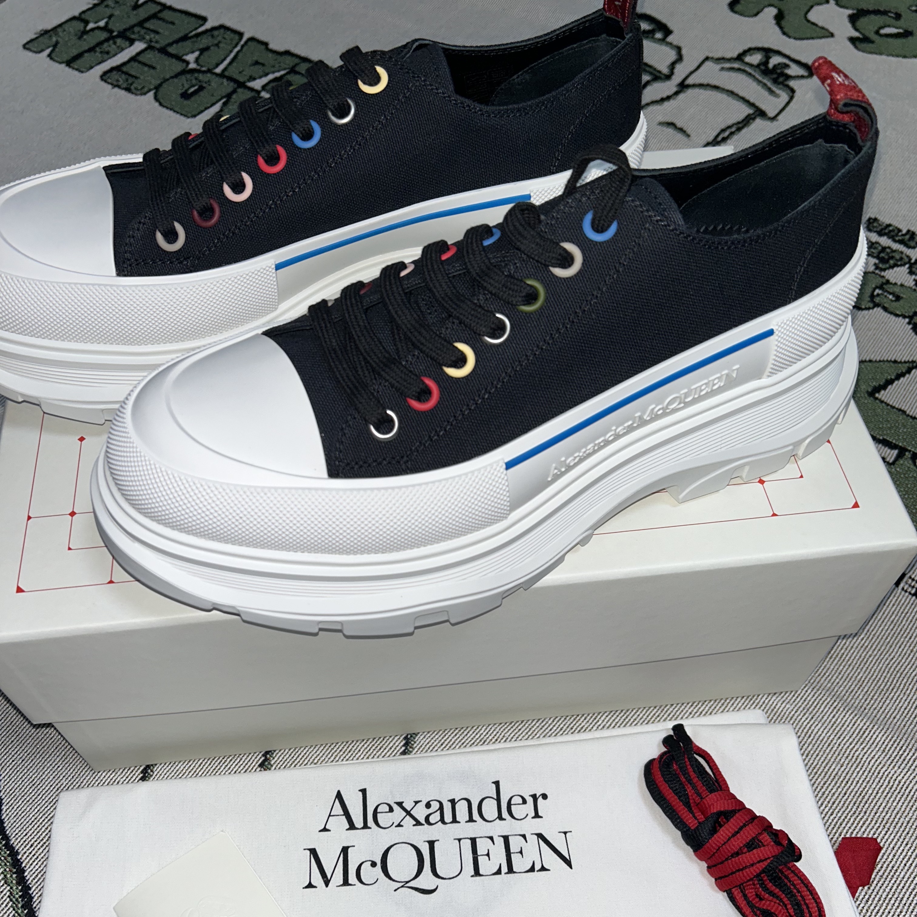 Alexander McQueen Tread Slick Lace Up Black 착용 스타일 - 1