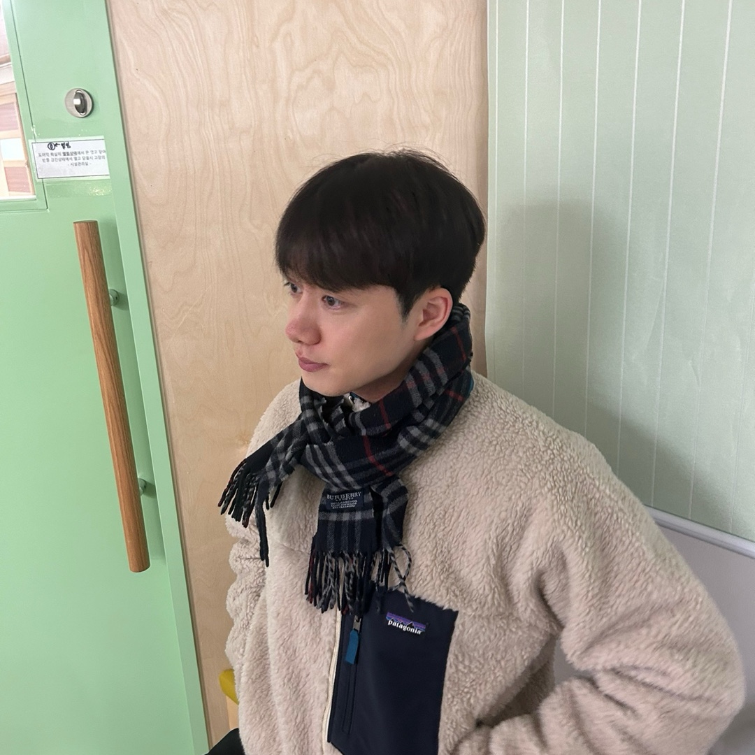 Patagonia Classic Retro-X Jacket Natural, Burberry Classic Check Cashmere Muffler Navy 착용 스타일 - 3