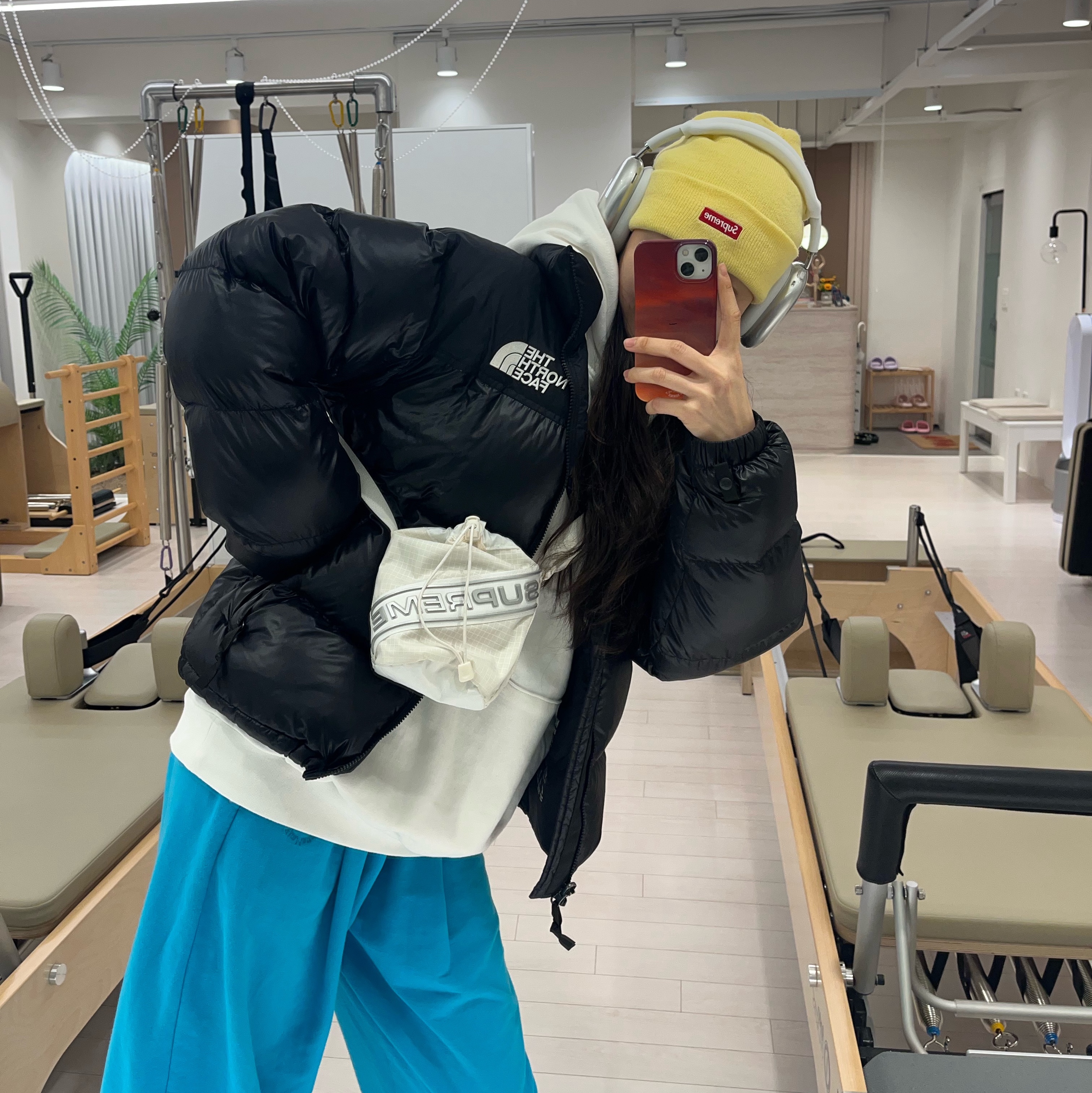 Supreme New Era Varsity Beanie Light Yellow - 23FW, Supreme Small Cinch Pouch White - 23FW 착용 스타일