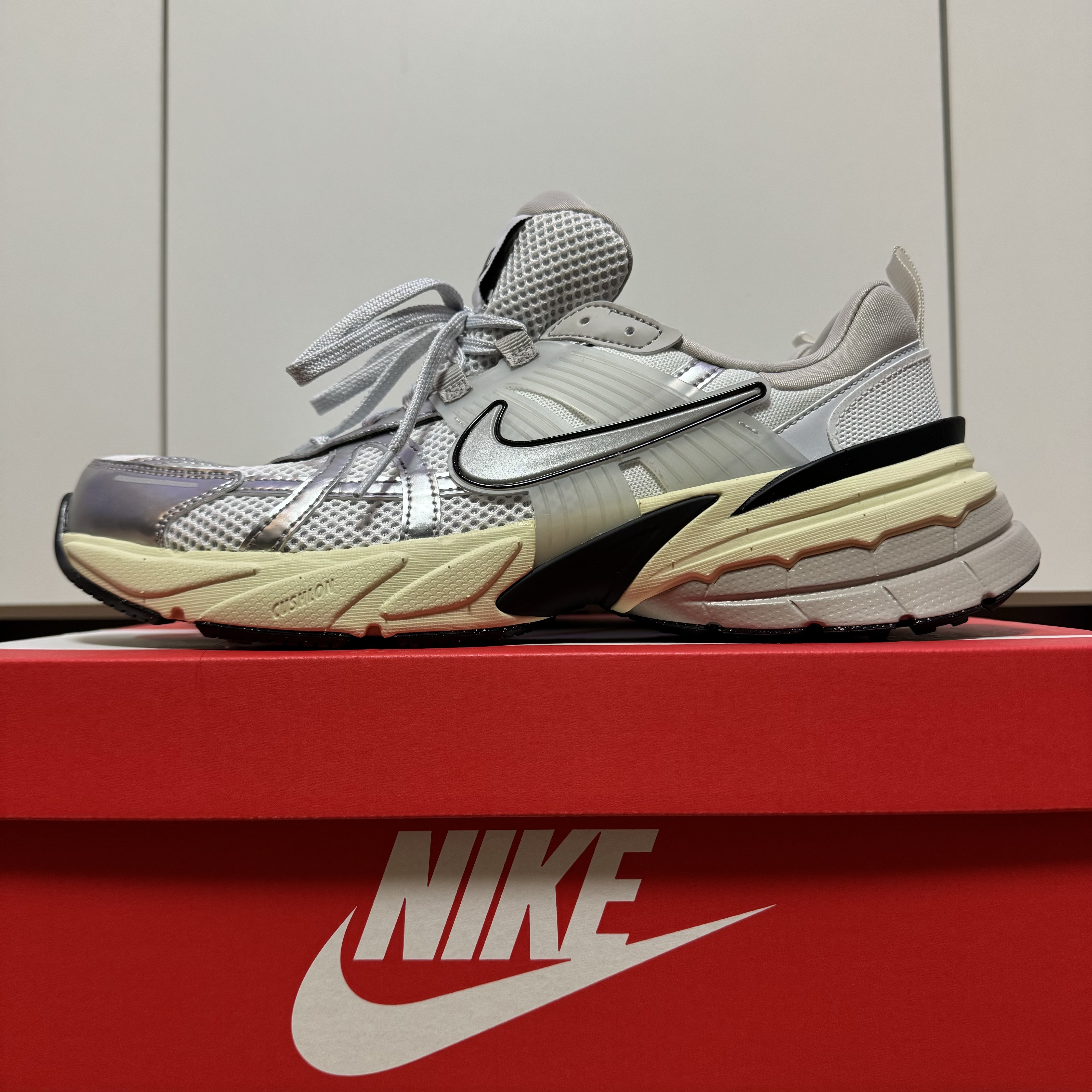 Nike V2K Run Summit White Metallic Silver 착용 스타일 - 1