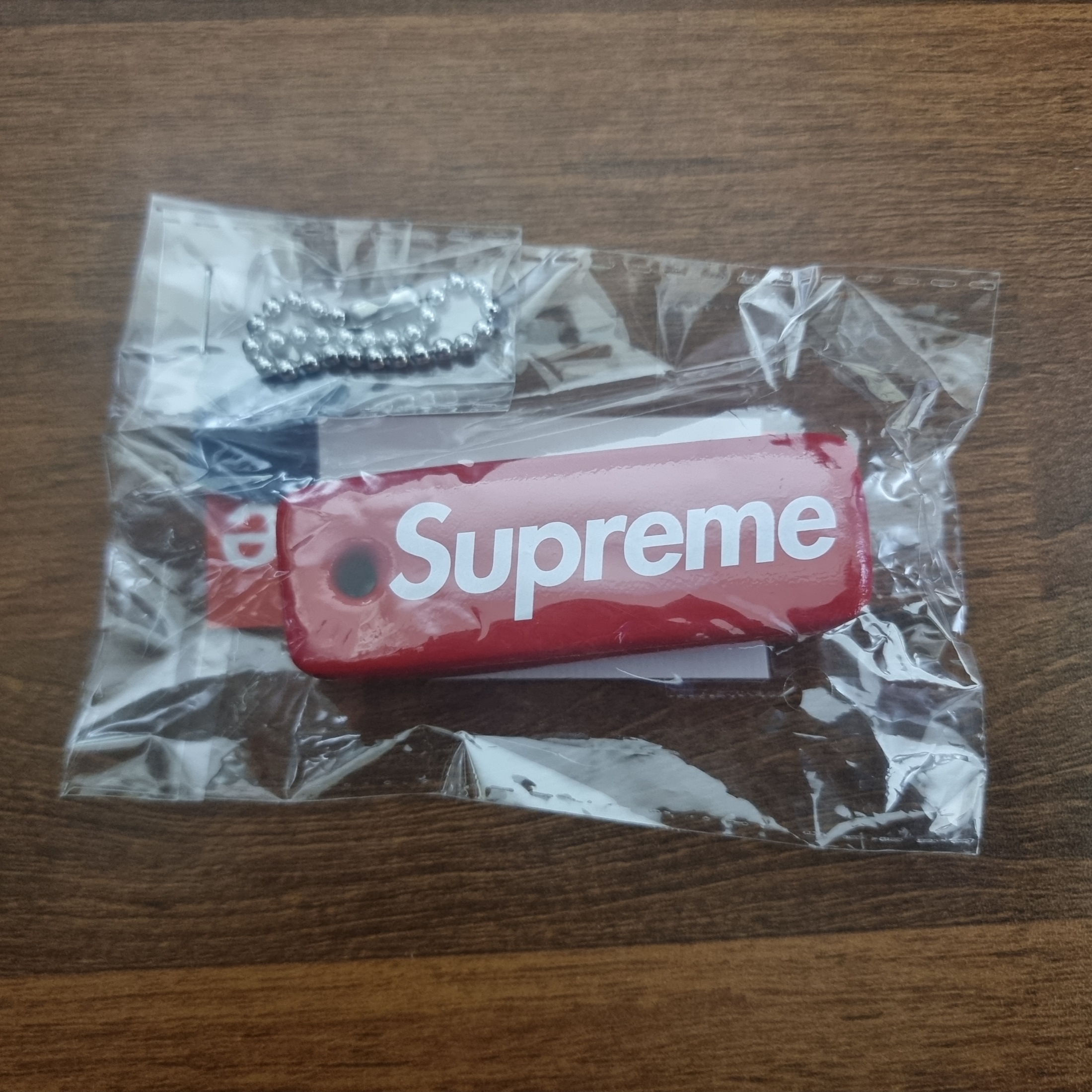 Supreme Floating Keychain Red - 23FW 착용 스타일 - 2