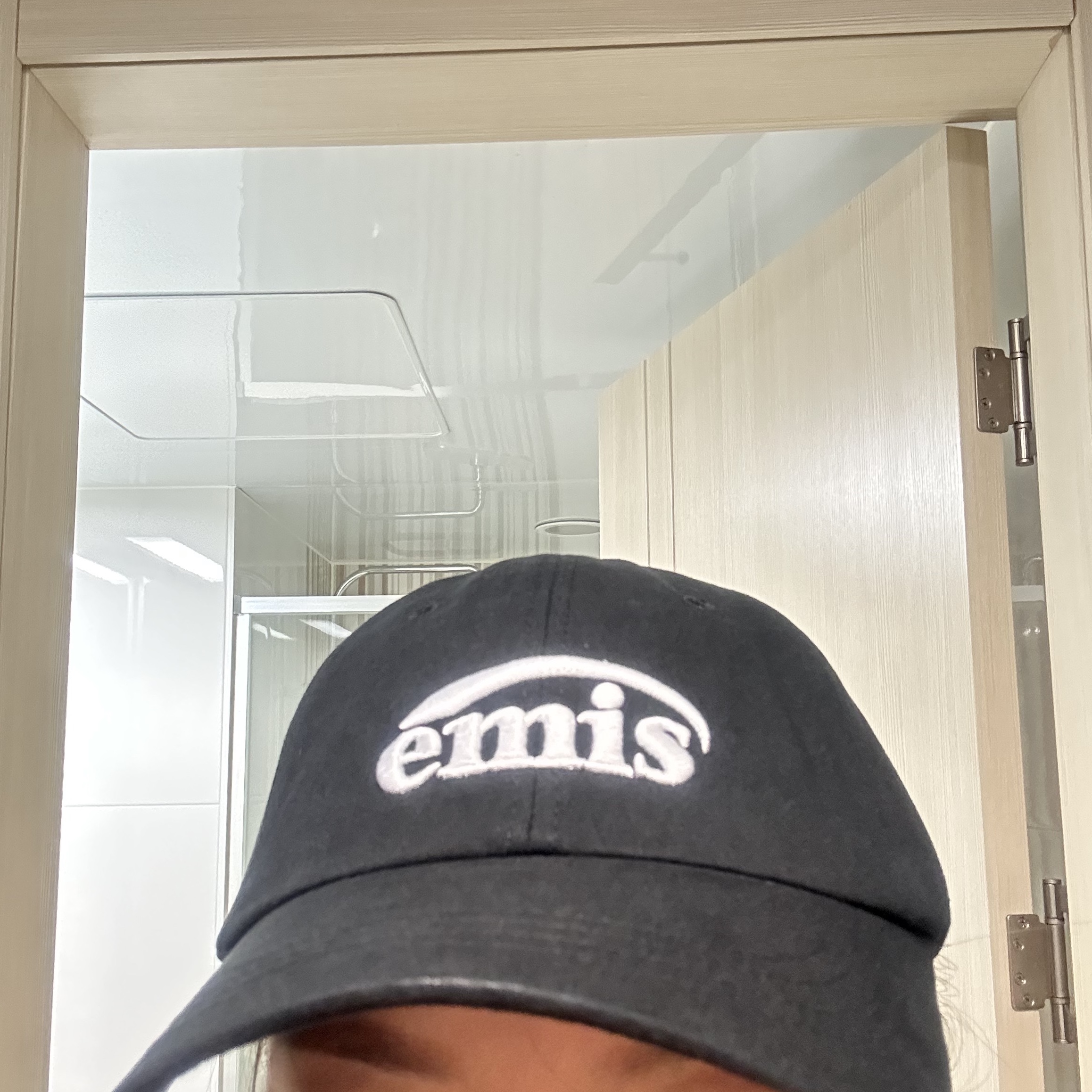 Emis New Logo Emis Cap Black 착용 스타일