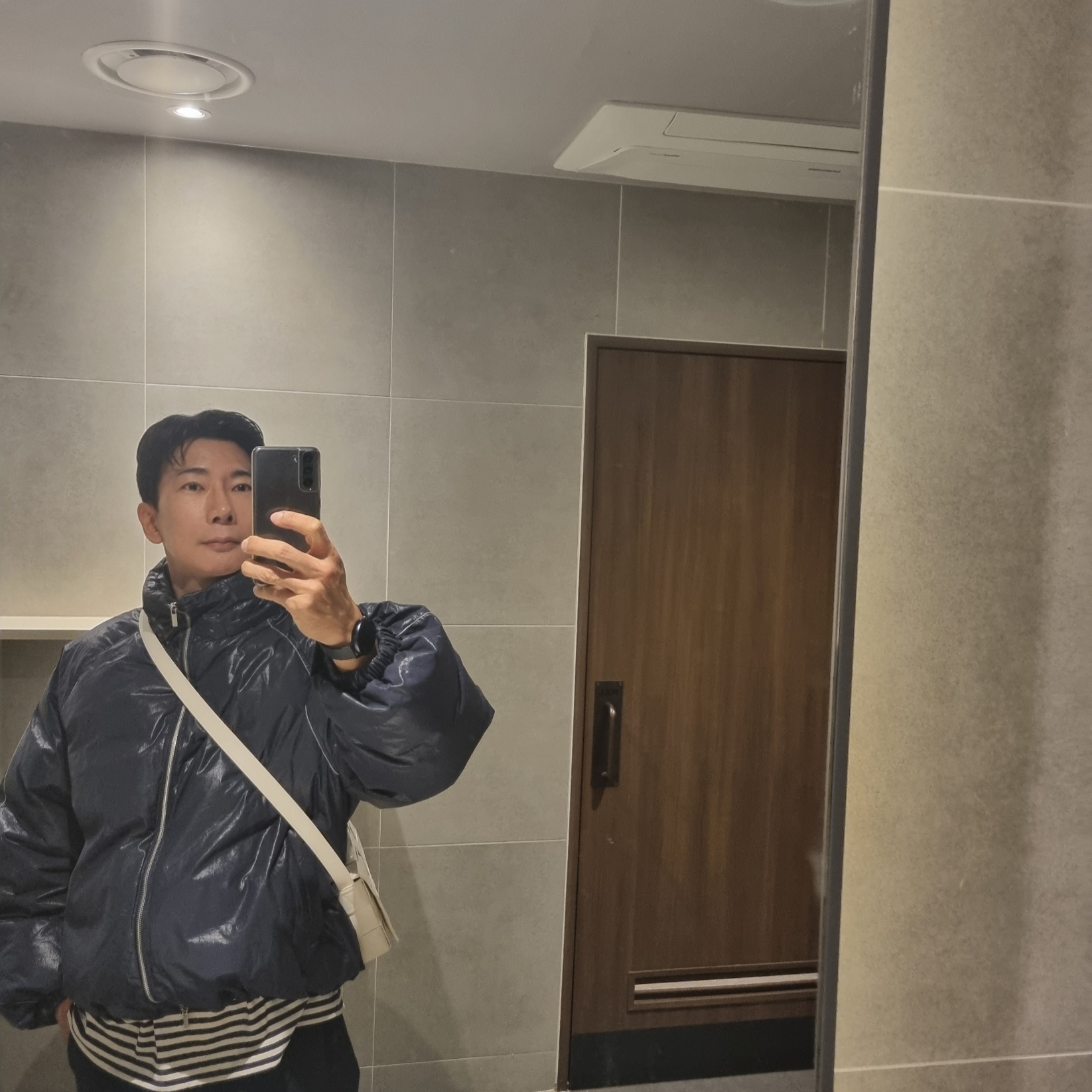 (W) Matin Kim Matin Logo Coating Down Jumper Navy 착용 스타일 - 1