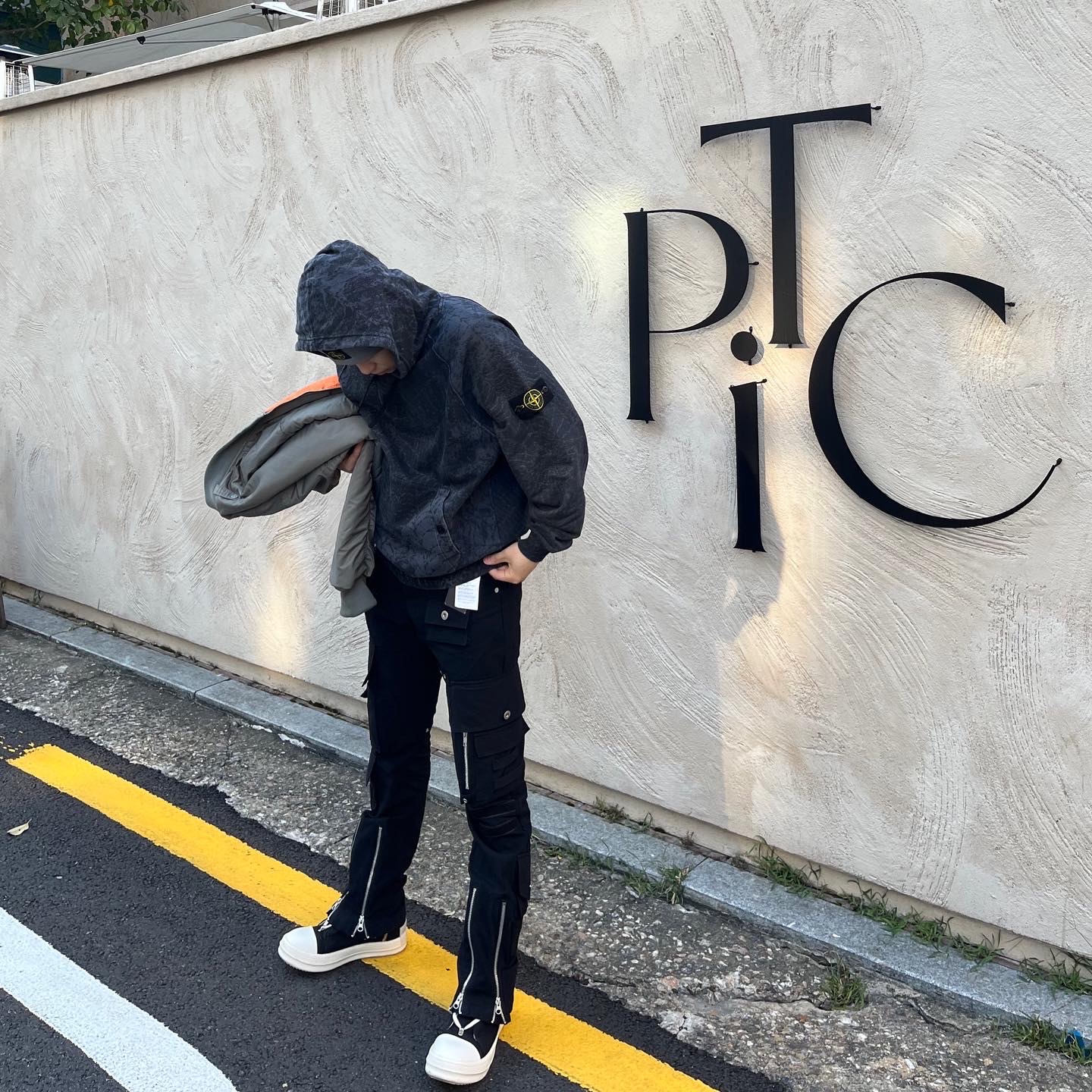 Supreme x Stone Island Reflective Beanie Grey - 23FW, Supreme x Stone Island Hooded Sweatshirt Black - 23FW 착용 스타일 - 4
