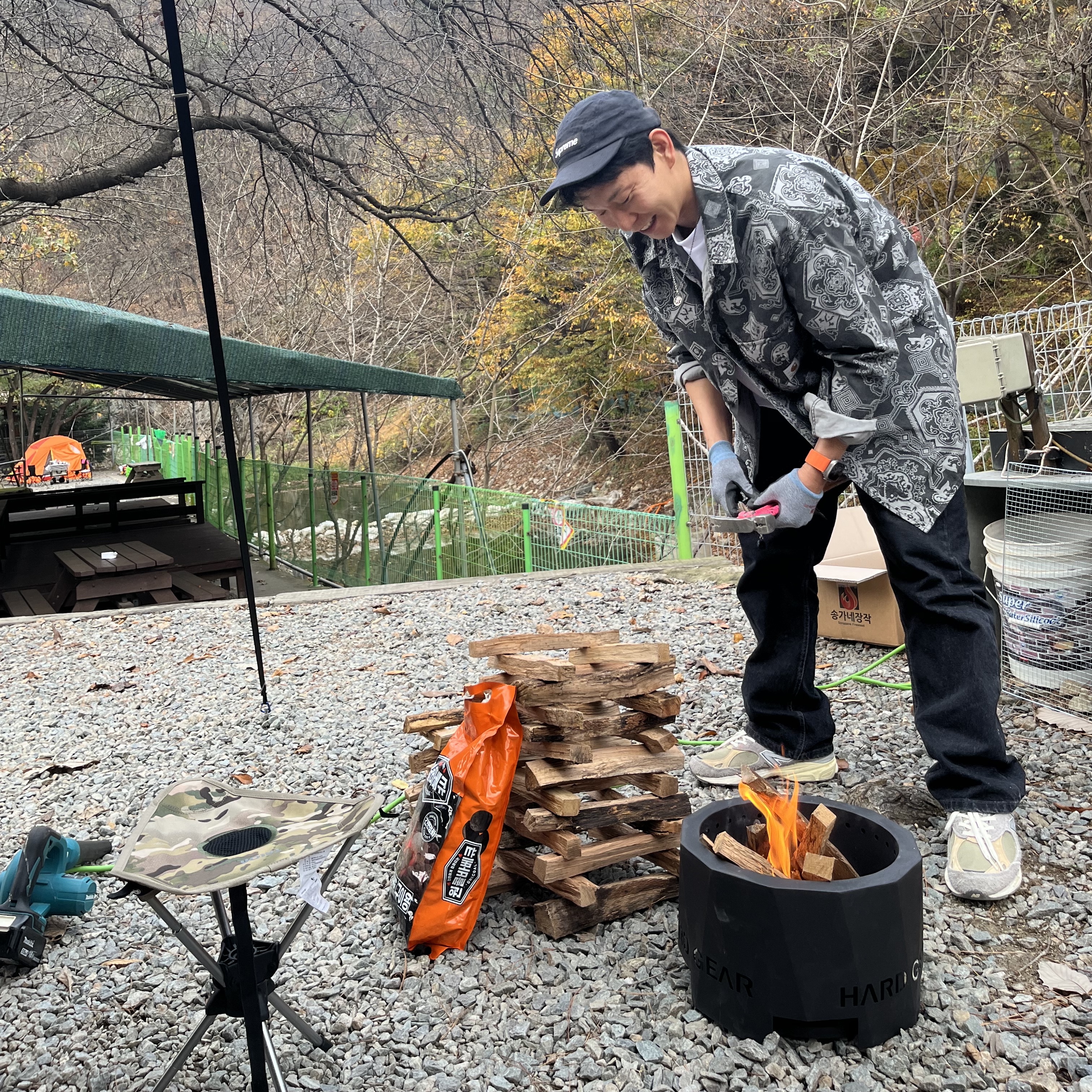 New Balance 990v3 Made in USA Marblehead Incense, Supreme Linen Fitted Camp Cap Black - 22SS 착용 스타일 - 1
