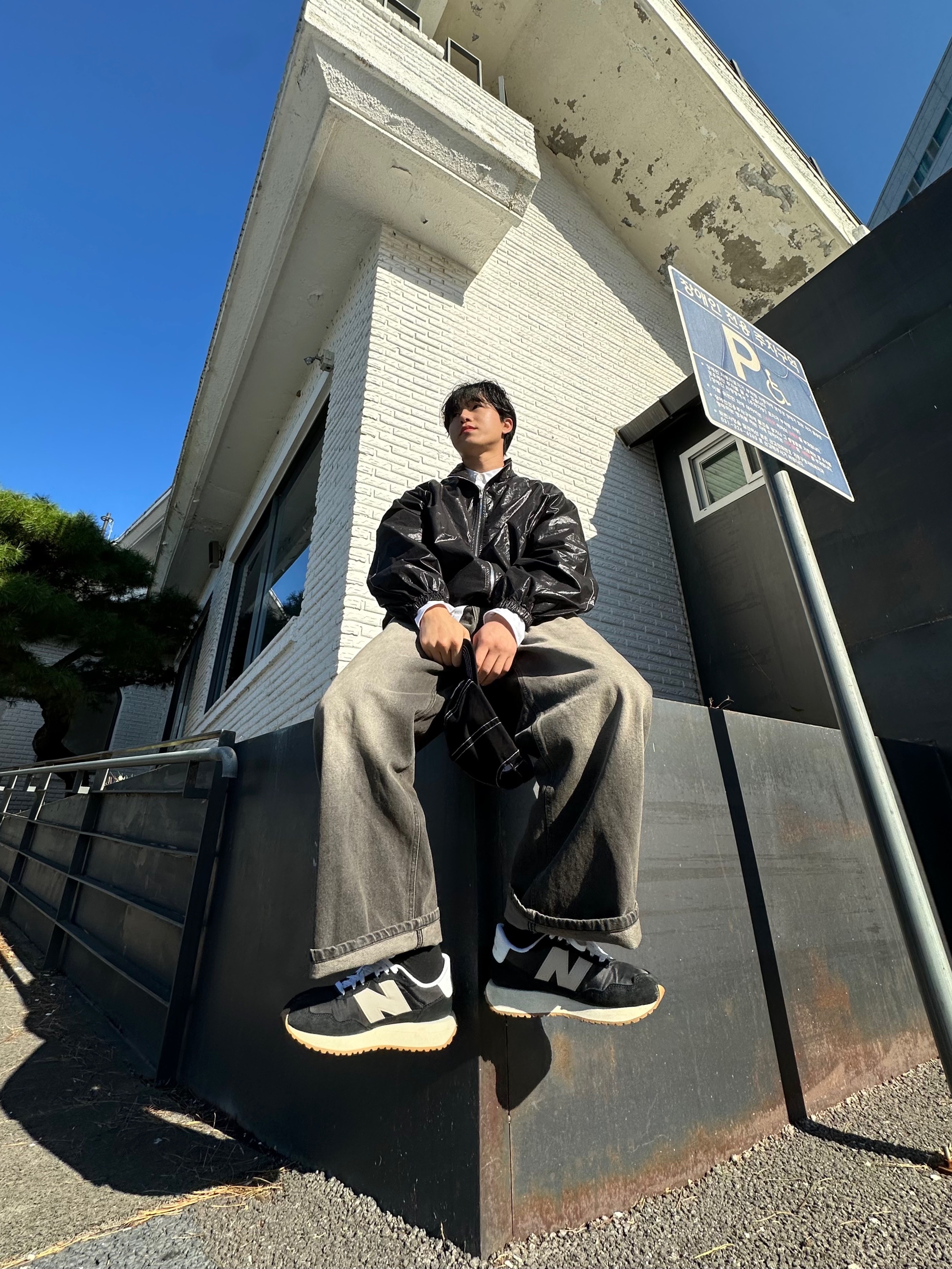(W) Matin Kim Logo Coating Jumper Black, New Balance 237 Black White 착용 스타일 - 4