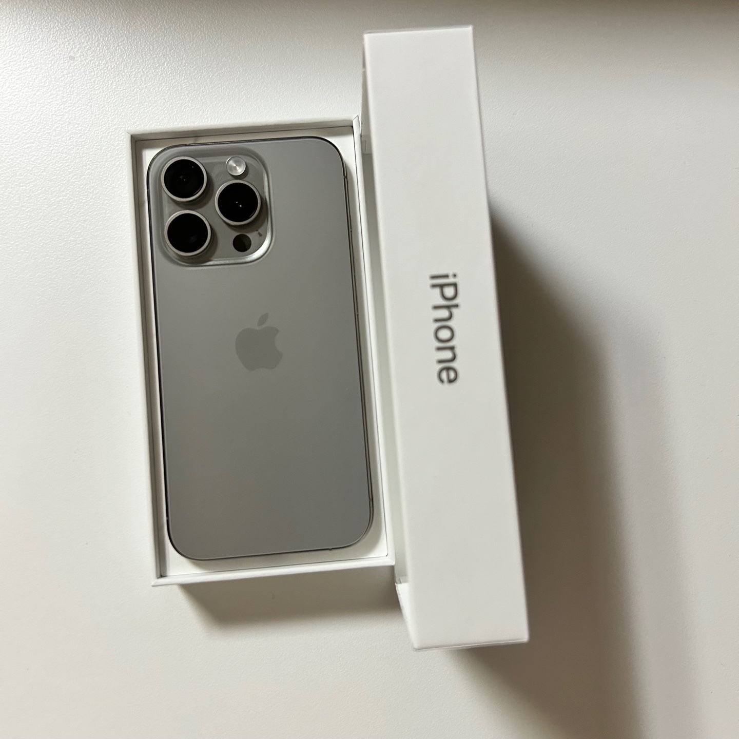 Apple iPhone 15 Pro 128GB Natural Titanium (Korean Ver.) 착용 스타일 - 2