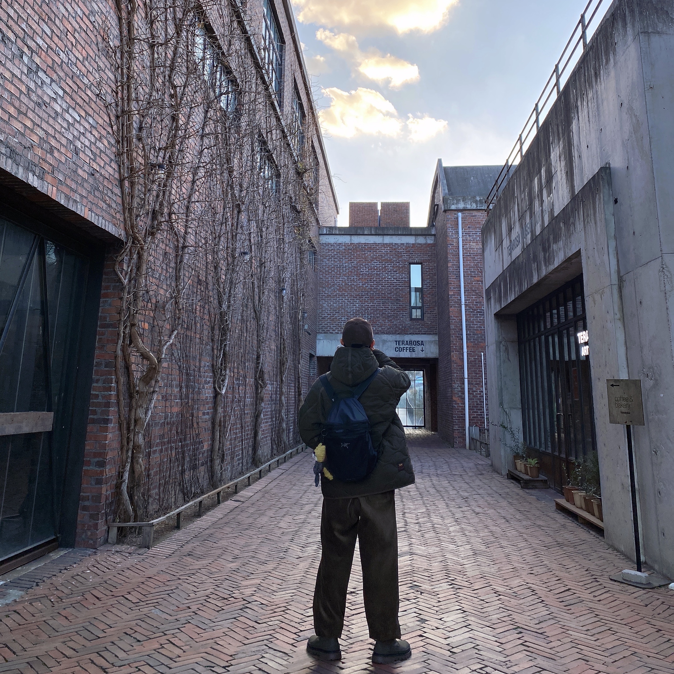 Arc'teryx Heliad 15 Backpack Black, The Museum Visitor Corduroy Ball Cap Brown 착용 스타일 - 1