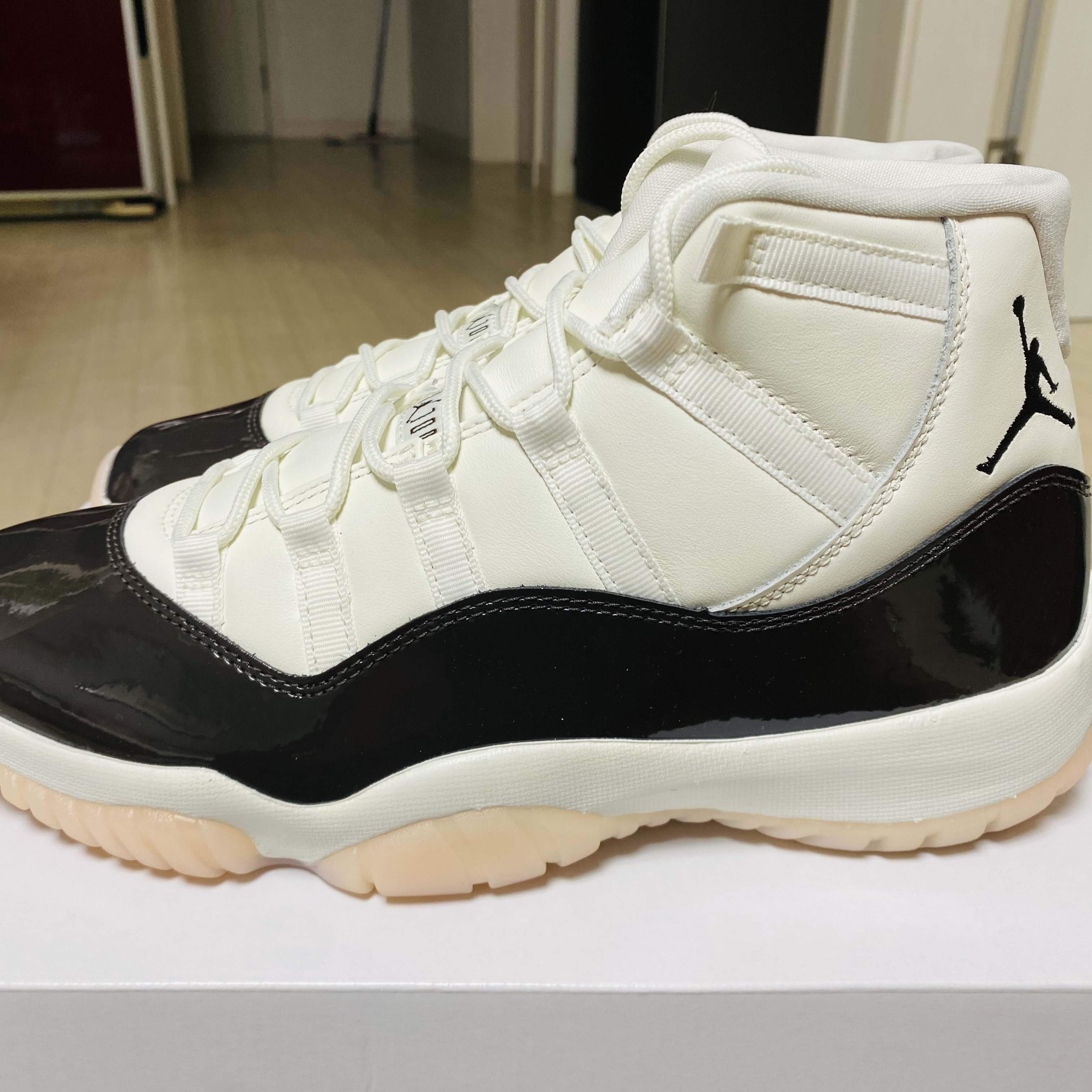 (W) Jordan 11 Retro Neapolitan 착용 스타일 - 3