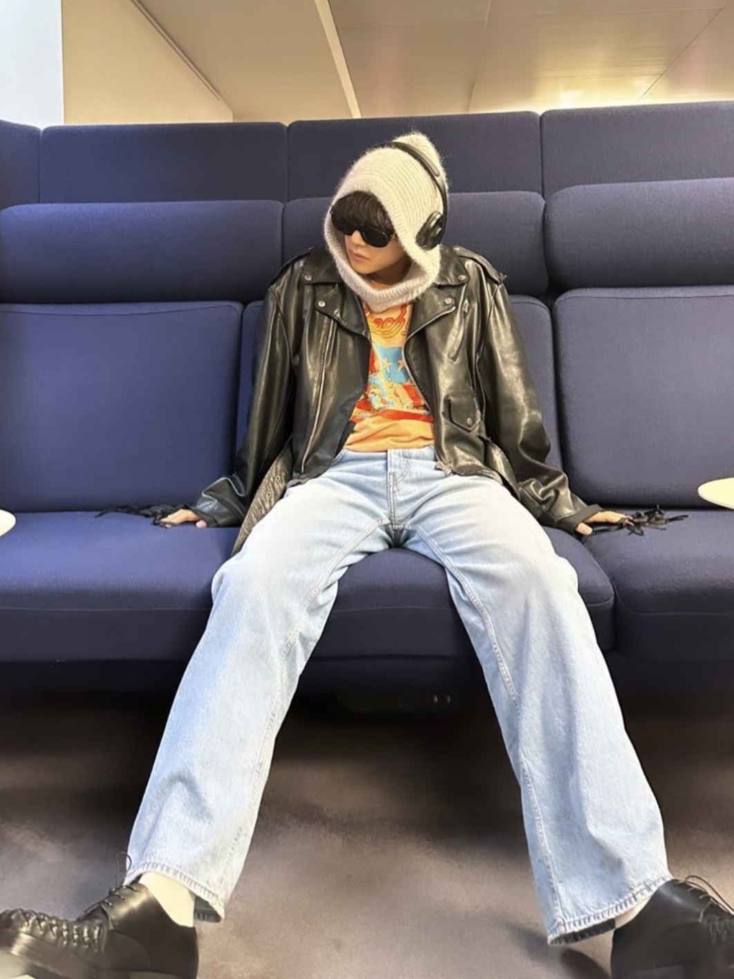 (W) Celine Triomphe 01 Sunglasses in Acetate Blonde Havana, Acne Studios Loose Fit Jeans Light Blue 착용 스타일 - 2