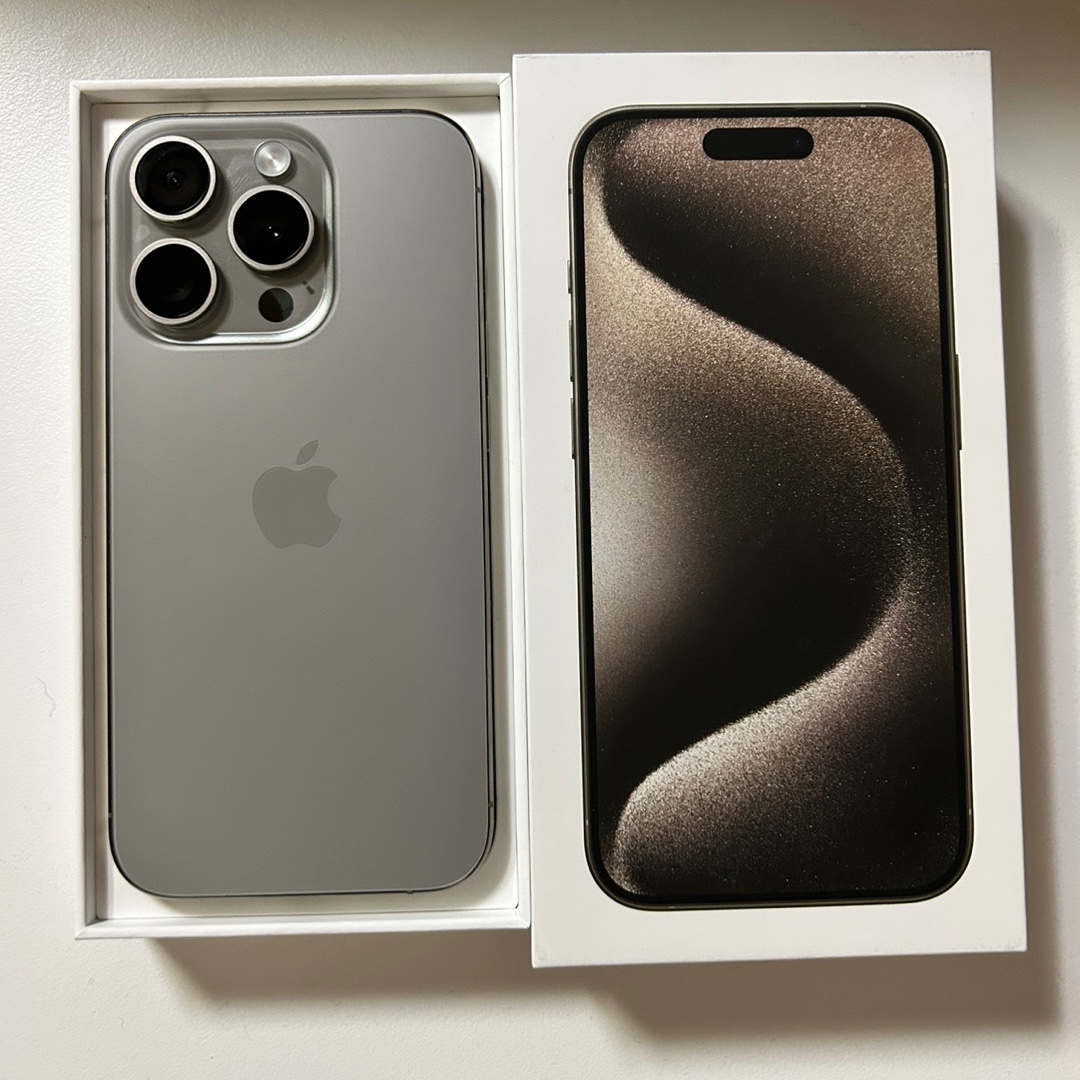 Apple iPhone 15 Pro 128GB Natural Titanium (Korean Ver.) 착용 스타일 - 1