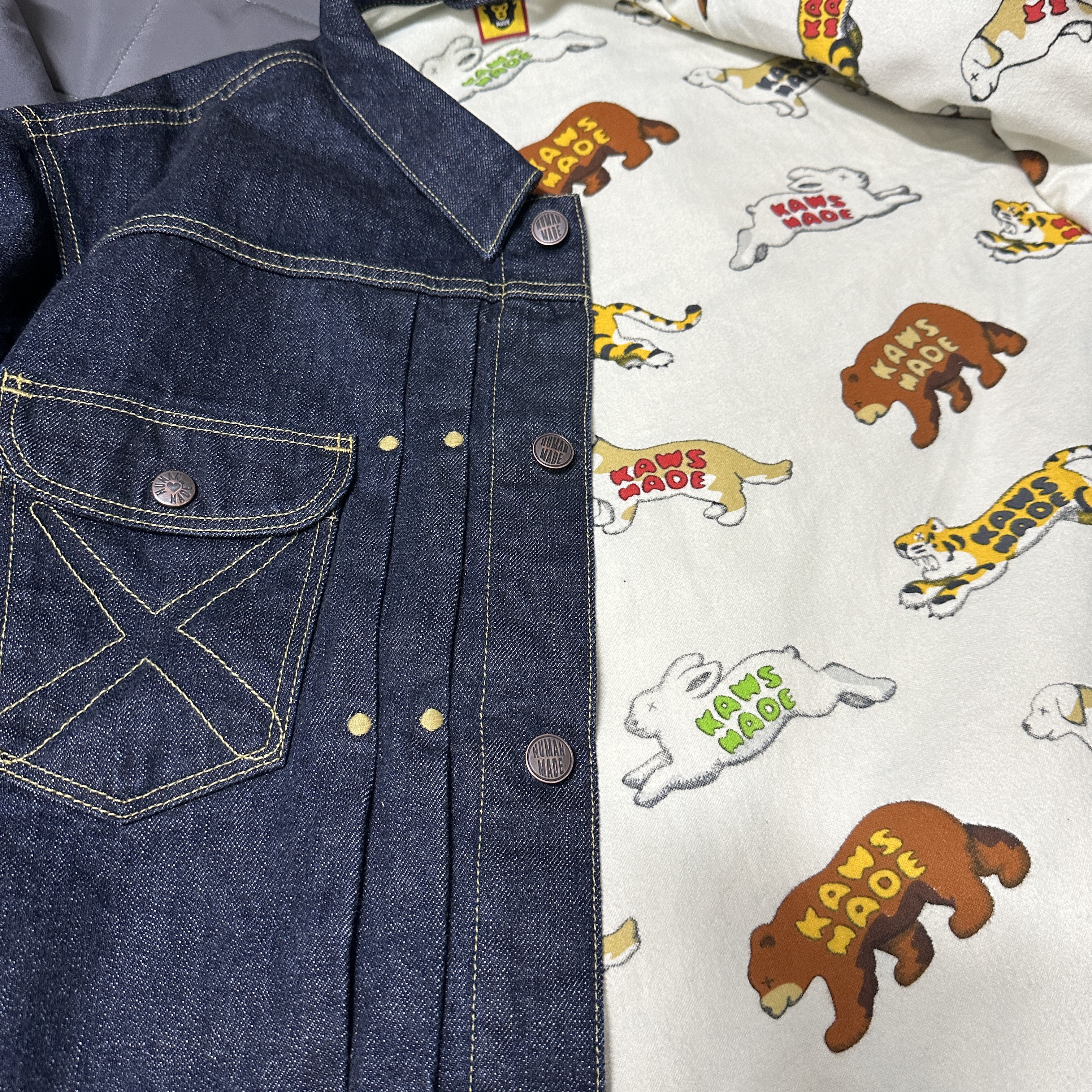 Human Made x Kaws Denim Work Jacket #1 Indigo 착용 스타일 - 2