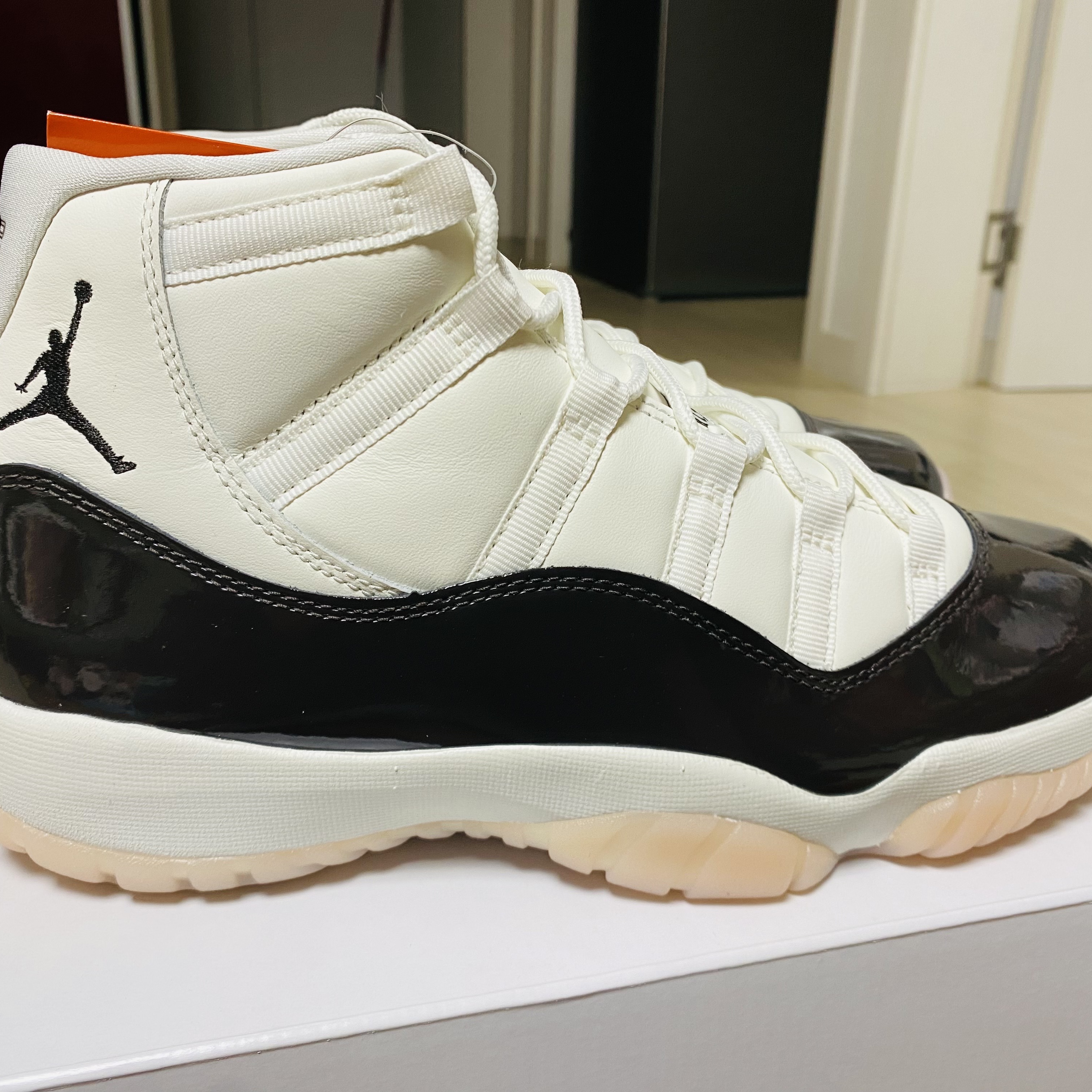 (W) Jordan 11 Retro Neapolitan 착용 스타일 - 2