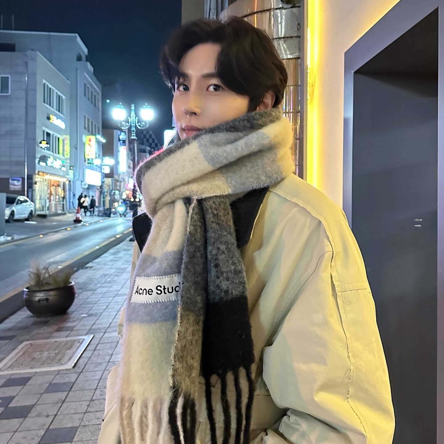 Acne Studios Mohair Check Muffler Blue Beige Black 착용 스타일 - 1