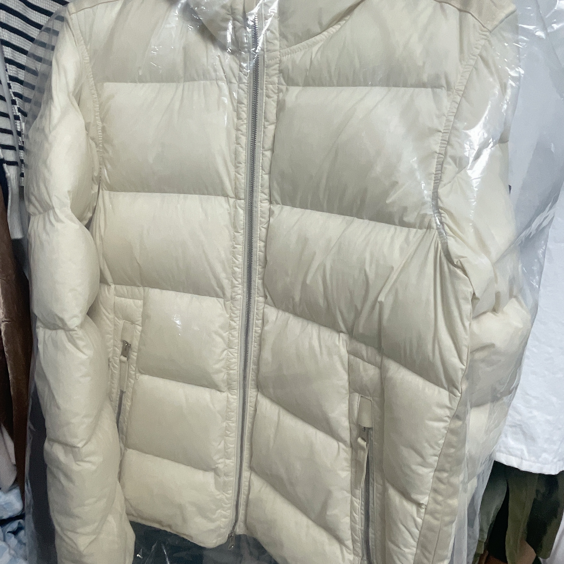 Stone Island 43728 Seamless Tunnel Nylon Down-TC Jacket Stucco - 23FW 착용 스타일