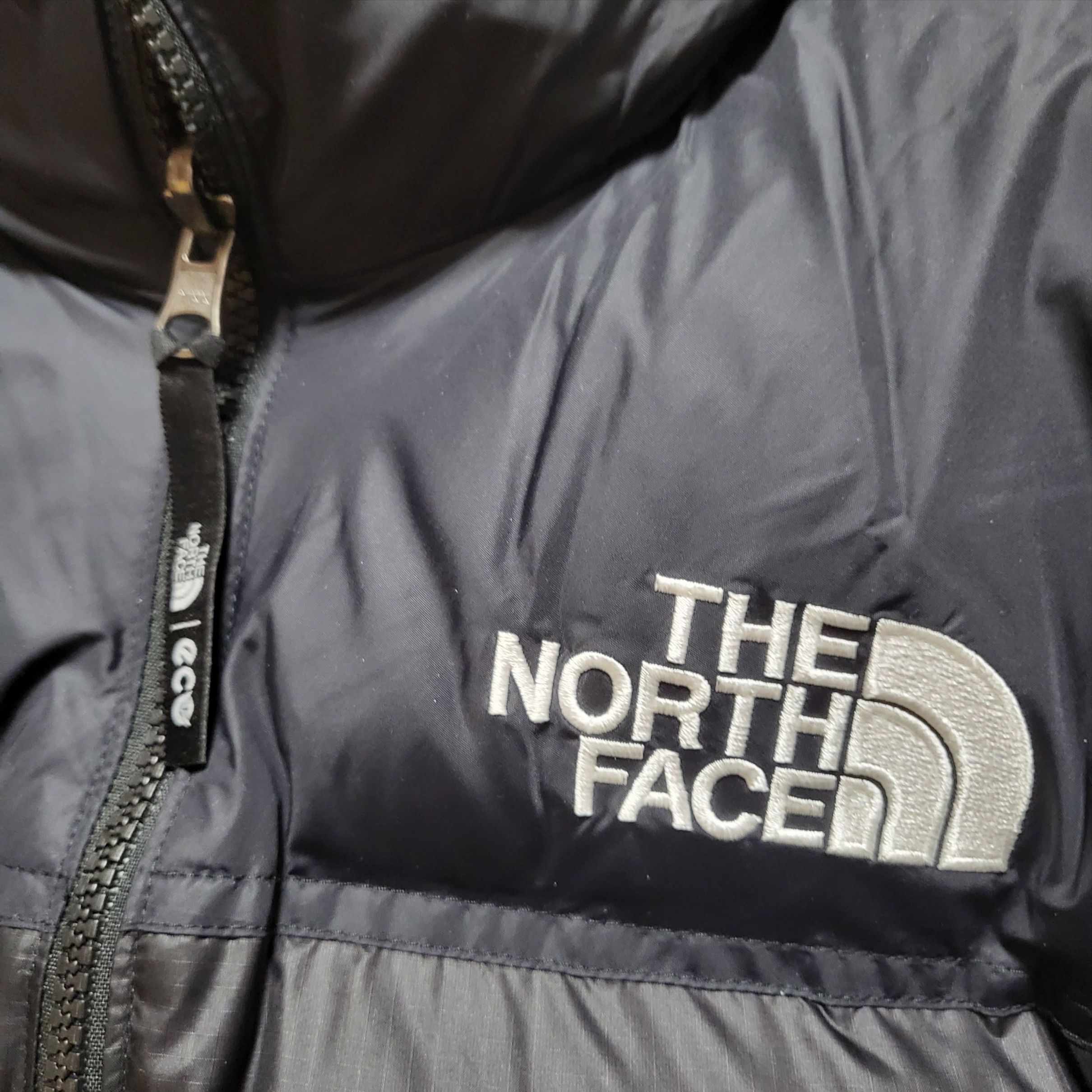 The North Face 1996 Eco Nuptse Jacket Black, Emis Wappen Ball Cap Navy 착용 스타일 - 1