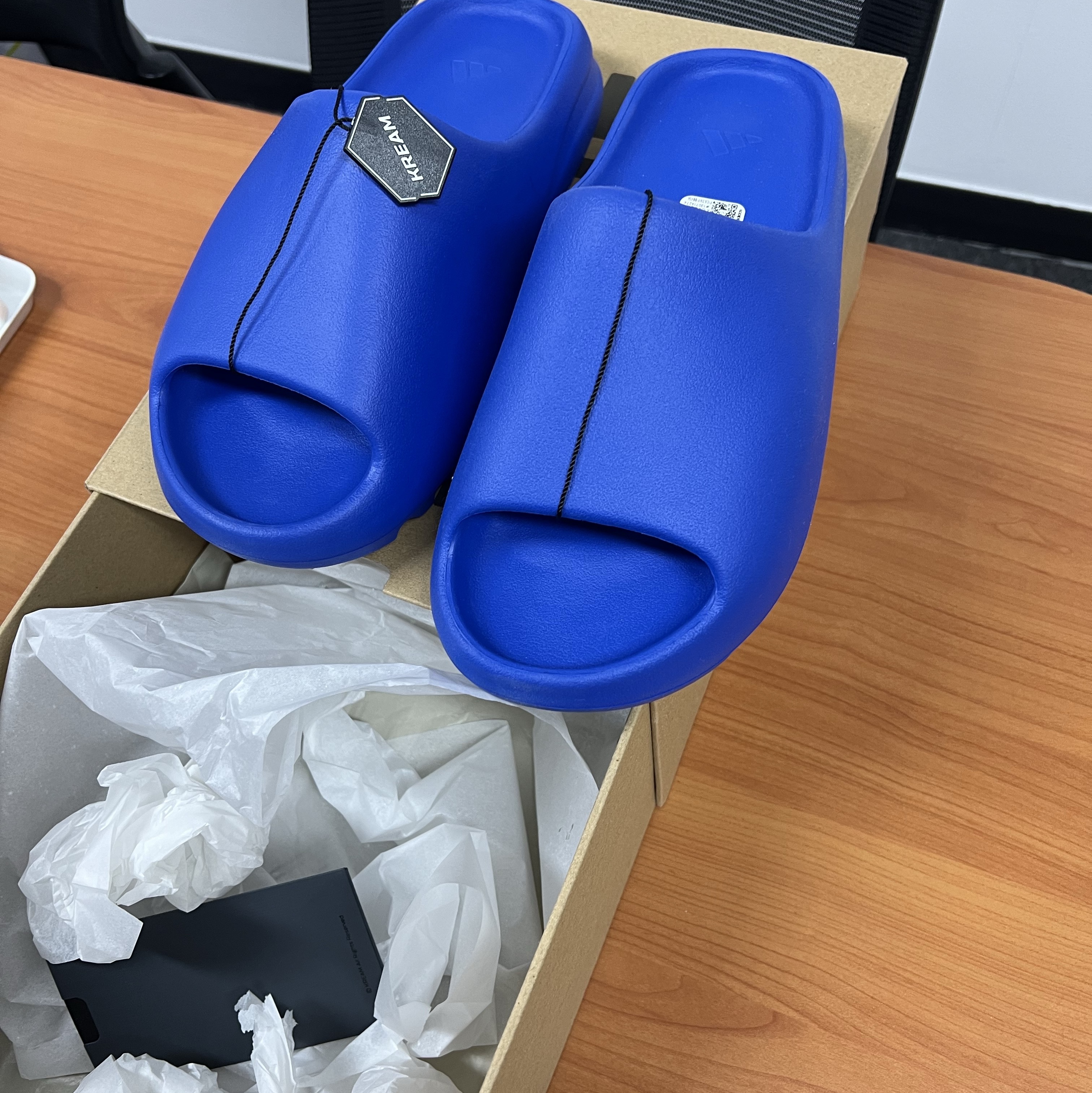 Adidas Yeezy Slide Azure 착용 스타일