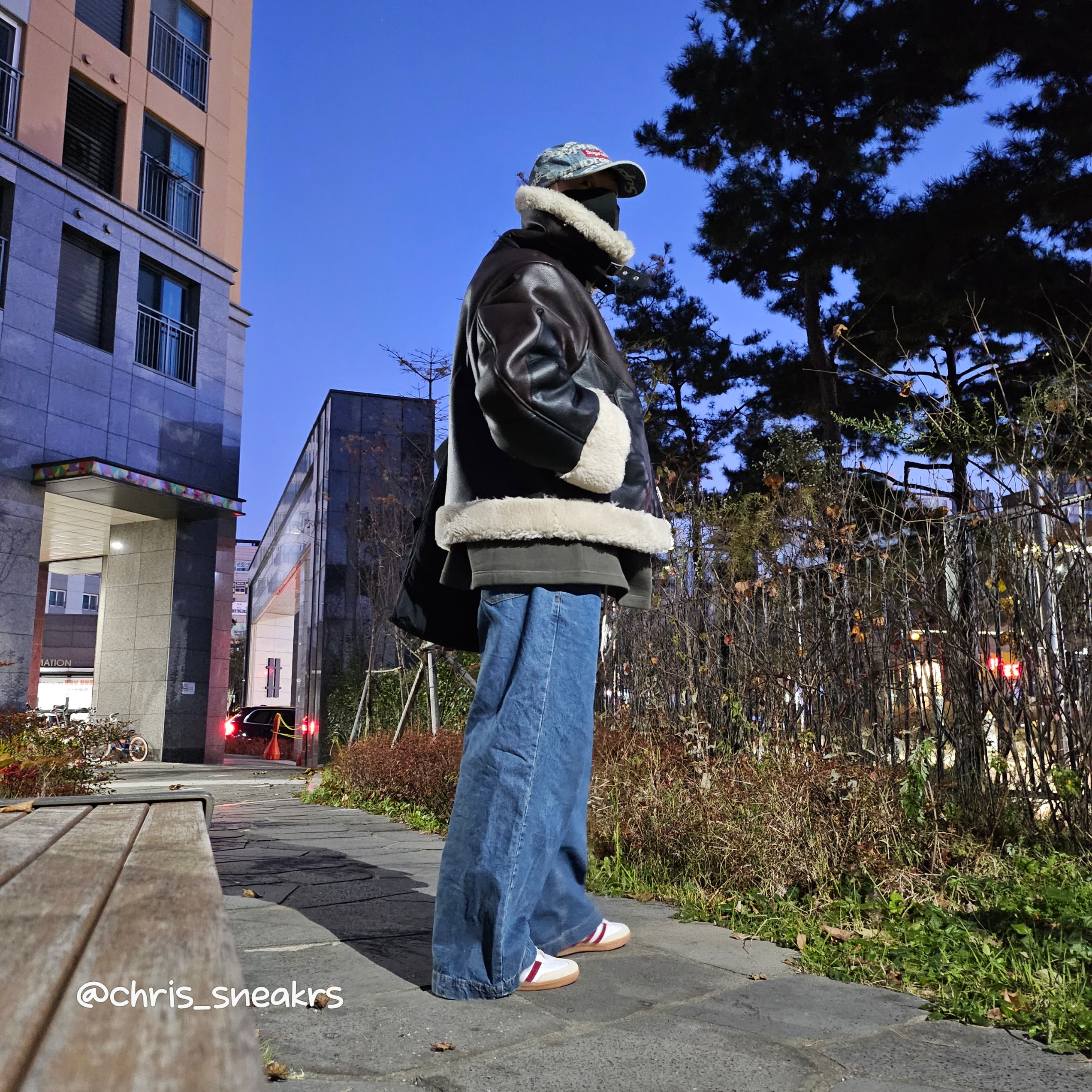 Supreme Frayed Logos Denim Camp Cap Blue - 21SS, Supreme Webbing Keychain Red - 23SS 착용 스타일 - 3