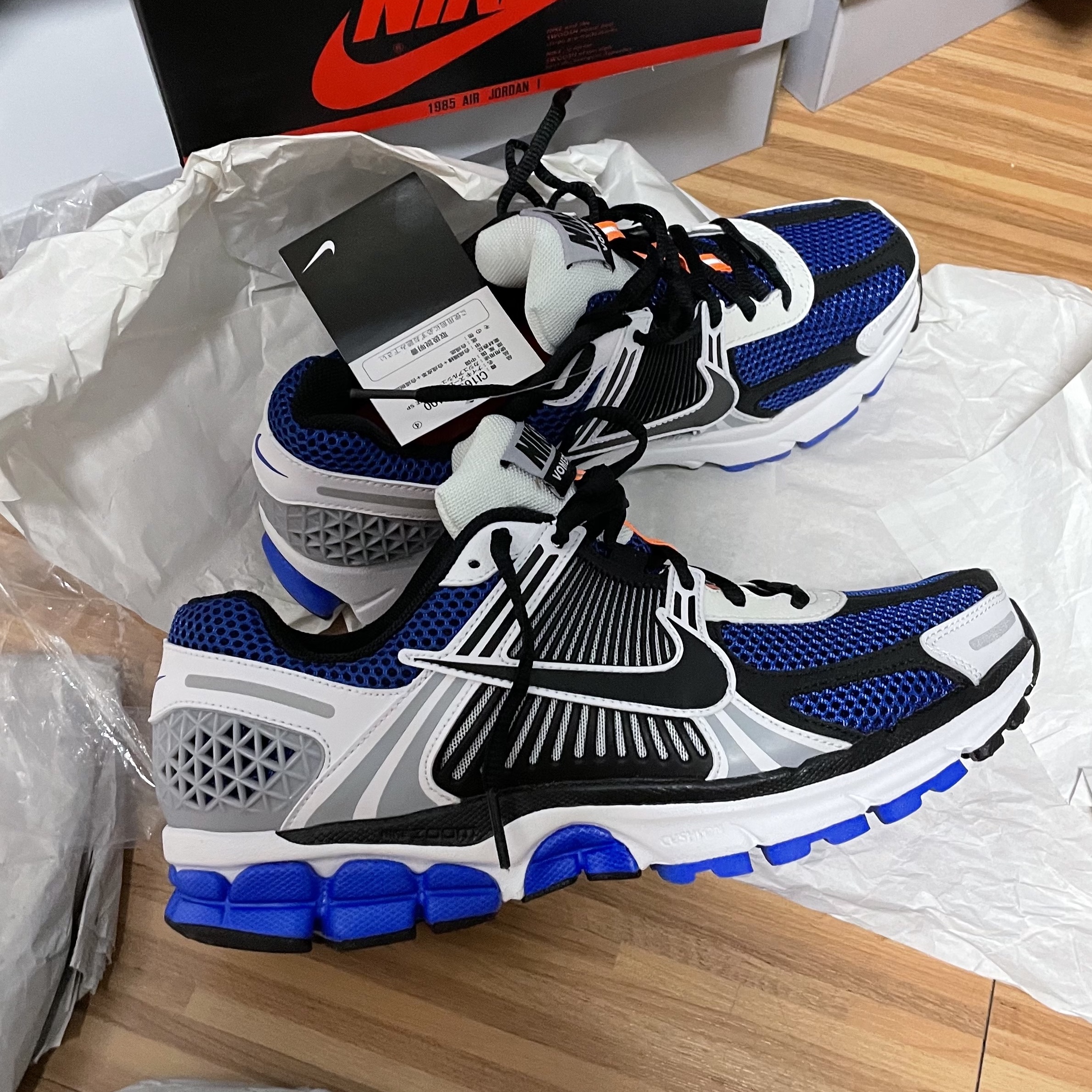 Nike Zoom Vomero 5 White Racer Blue Black 착용 스타일