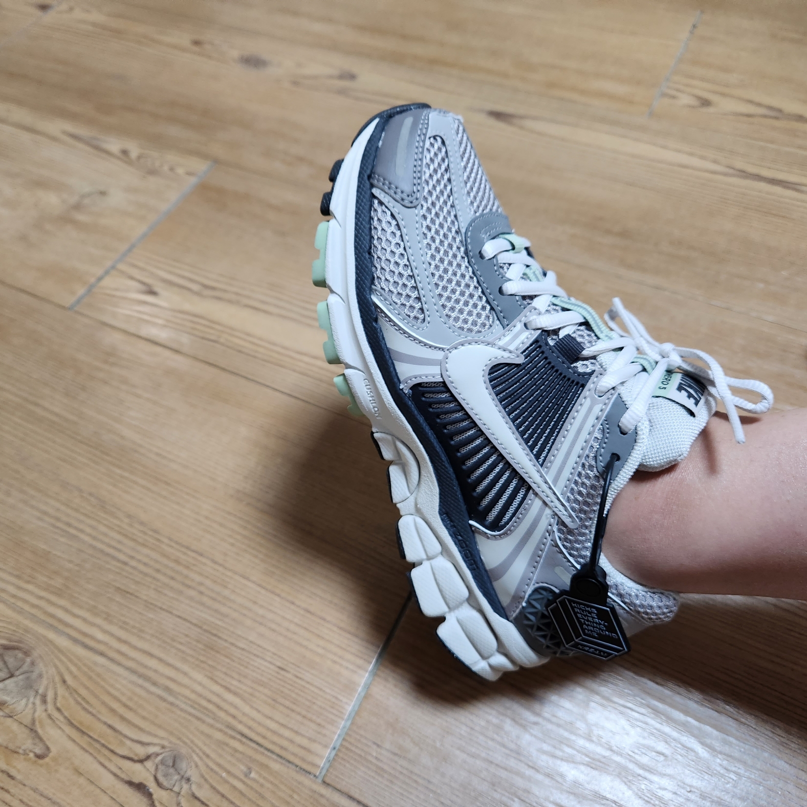 (W) Nike Zoom Vomero 5 Cobblestone and Flat Pewter 착용 스타일