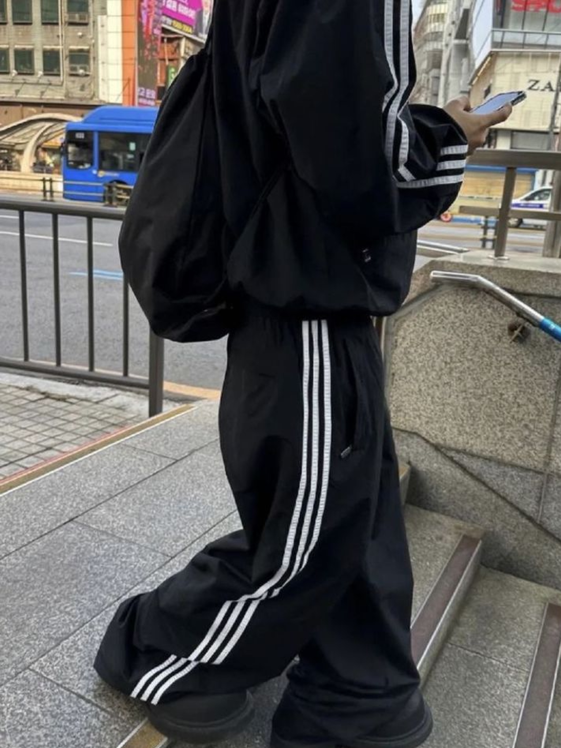 Balenciaga x Adidas Tracksuit Trousers Black, Balenciaga x Adidas Baggy Sweatpants Small Fit Black 착용 스타일 - 3
