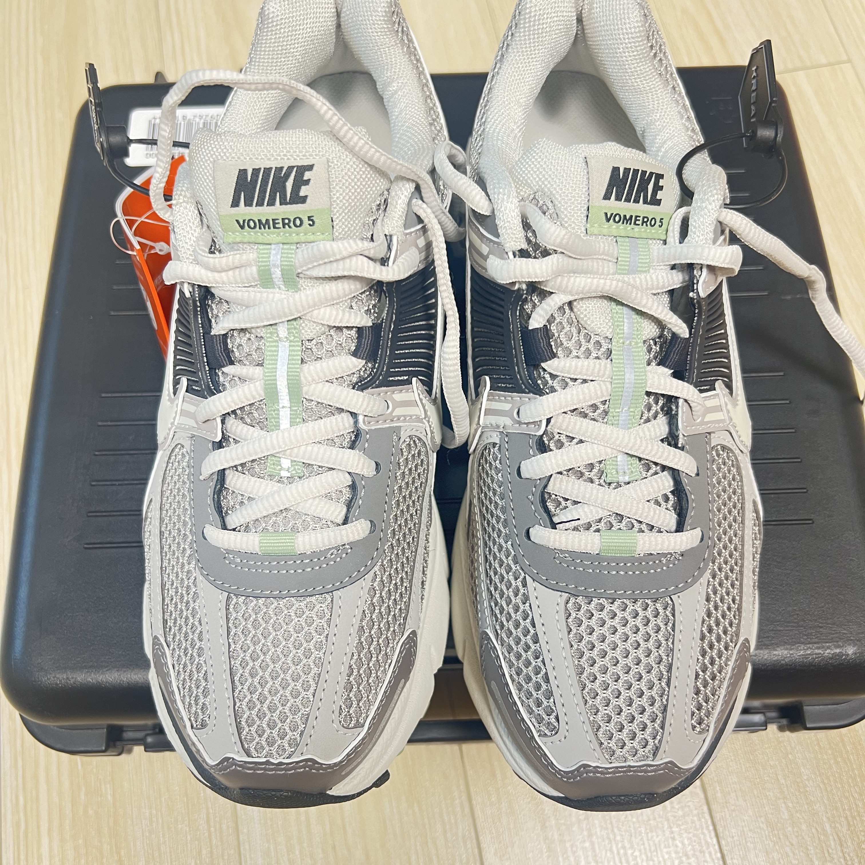 (W) Nike Zoom Vomero 5 Cobblestone and Flat Pewter 착용 스타일
