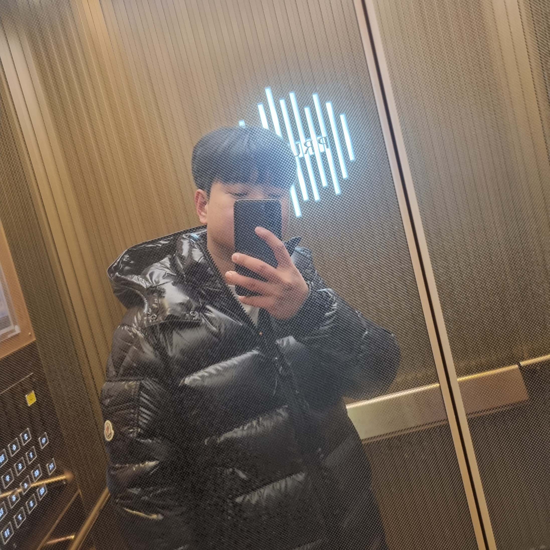Moncler Maya Short Down Jacket Black - 23FW 착용 스타일